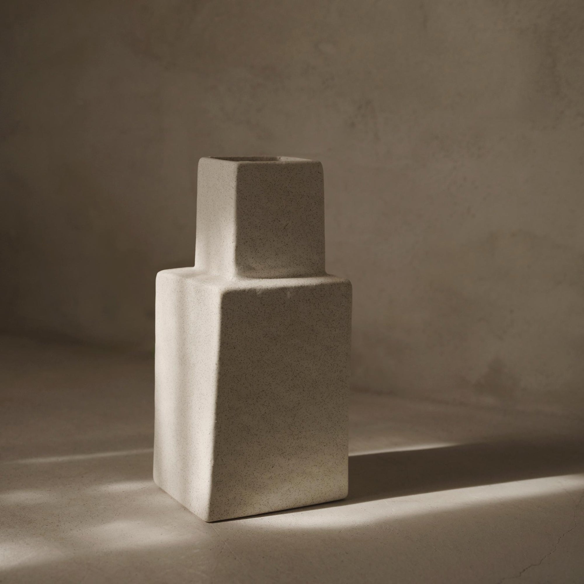 Ferm Living（ファームリビング）は、人生の対比を意識しながら、期待や夢の中で快適さと意味を追い求め、真の価値を感じられる空間を提供することを目指しています。デザインへの情熱と、環境や社会に配慮した責任ある選択を大切にし、誠実で心地よい製品や環境づくりに取り組んでいます。デンマーク・コペンハーゲンを拠点に、世界中の職人と協働し、スカンジナビアの思想と世界の技術・伝統を融合。柔らかなフォルムや豊かなテクスチャー、意外性のあるディテールを特徴とするコレクションは、洗練された美しさの中にも驚きと温かみをもたらします。素材選びから製造、配送まで持続可能性を意識し、より良い未来へ向けた選択を後押しします。家具、アクセサリー、照明を通じて、あなたらしく心地よい空間づくりをサポートします。