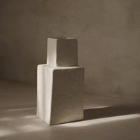 Ferm Living（ファームリビング）は、人生の対比を意識しながら、期待や夢の中で快適さと意味を追い求め、真の価値を感じられる空間を提供することを目指しています。デザインへの情熱と、環境や社会に配慮した責任ある選択を大切にし、誠実で心地よい製品や環境づくりに取り組んでいます。デンマーク・コペンハーゲンを拠点に、世界中の職人と協働し、スカンジナビアの思想と世界の技術・伝統を融合。柔らかなフォルムや豊かなテクスチャー、意外性のあるディテールを特徴とするコレクションは、洗練された美しさの中にも驚きと温かみをもたらします。素材選びから製造、配送まで持続可能性を意識し、より良い未来へ向けた選択を後押しします。家具、アクセサリー、照明を通じて、あなたらしく心地よい空間づくりをサポートします。