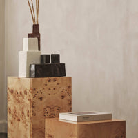Ferm Living（ファームリビング）は、人生の対比を意識しながら、期待や夢の中で快適さと意味を追い求め、真の価値を感じられる空間を提供することを目指しています。デザインへの情熱と、環境や社会に配慮した責任ある選択を大切にし、誠実で心地よい製品や環境づくりに取り組んでいます。デンマーク・コペンハーゲンを拠点に、世界中の職人と協働し、スカンジナビアの思想と世界の技術・伝統を融合。柔らかなフォルムや豊かなテクスチャー、意外性のあるディテールを特徴とするコレクションは、洗練された美しさの中にも驚きと温かみをもたらします。素材選びから製造、配送まで持続可能性を意識し、より良い未来へ向けた選択を後押しします。家具、アクセサリー、照明を通じて、あなたらしく心地よい空間づくりをサポートします。