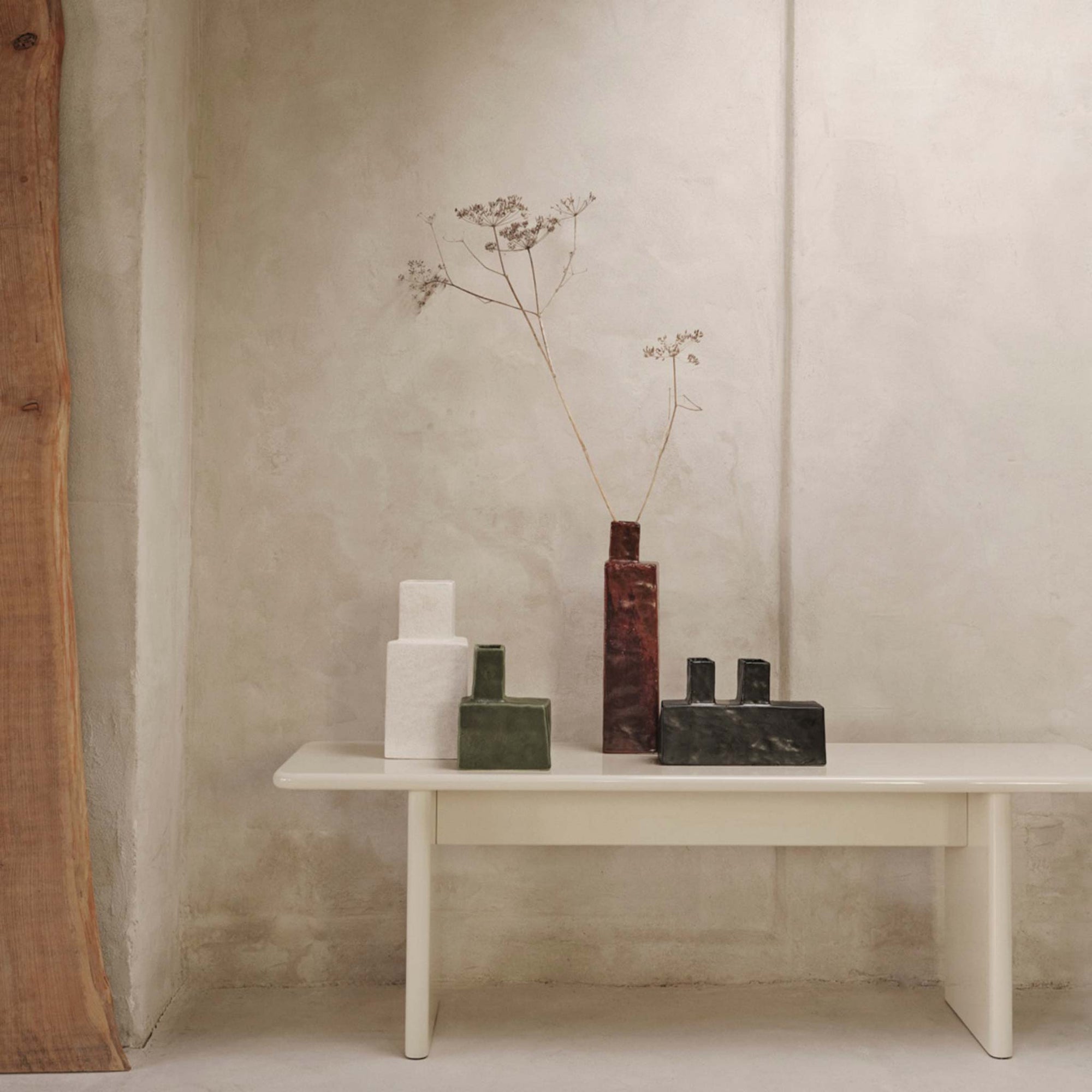 Ferm Living（ファームリビング）は、人生の対比を意識しながら、期待や夢の中で快適さと意味を追い求め、真の価値を感じられる空間を提供することを目指しています。デザインへの情熱と、環境や社会に配慮した責任ある選択を大切にし、誠実で心地よい製品や環境づくりに取り組んでいます。デンマーク・コペンハーゲンを拠点に、世界中の職人と協働し、スカンジナビアの思想と世界の技術・伝統を融合。柔らかなフォルムや豊かなテクスチャー、意外性のあるディテールを特徴とするコレクションは、洗練された美しさの中にも驚きと温かみをもたらします。素材選びから製造、配送まで持続可能性を意識し、より良い未来へ向けた選択を後押しします。家具、アクセサリー、照明を通じて、あなたらしく心地よい空間づくりをサポートします。