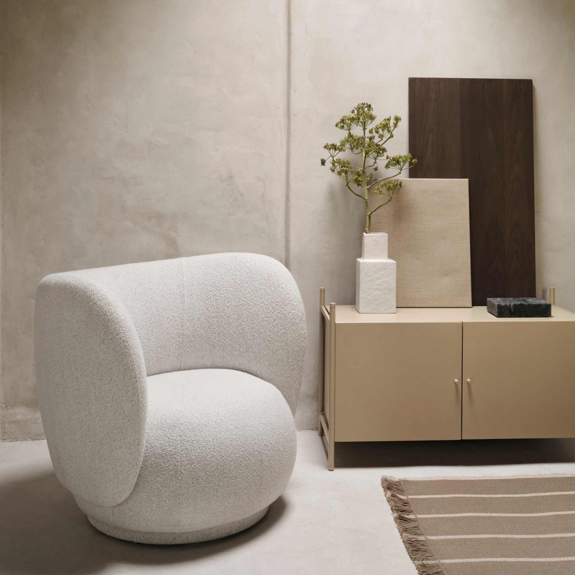 Ferm Living（ファームリビング）は、人生の対比を意識しながら、期待や夢の中で快適さと意味を追い求め、真の価値を感じられる空間を提供することを目指しています。デザインへの情熱と、環境や社会に配慮した責任ある選択を大切にし、誠実で心地よい製品や環境づくりに取り組んでいます。デンマーク・コペンハーゲンを拠点に、世界中の職人と協働し、スカンジナビアの思想と世界の技術・伝統を融合。柔らかなフォルムや豊かなテクスチャー、意外性のあるディテールを特徴とするコレクションは、洗練された美しさの中にも驚きと温かみをもたらします。素材選びから製造、配送まで持続可能性を意識し、より良い未来へ向けた選択を後押しします。家具、アクセサリー、照明を通じて、あなたらしく心地よい空間づくりをサポートします。