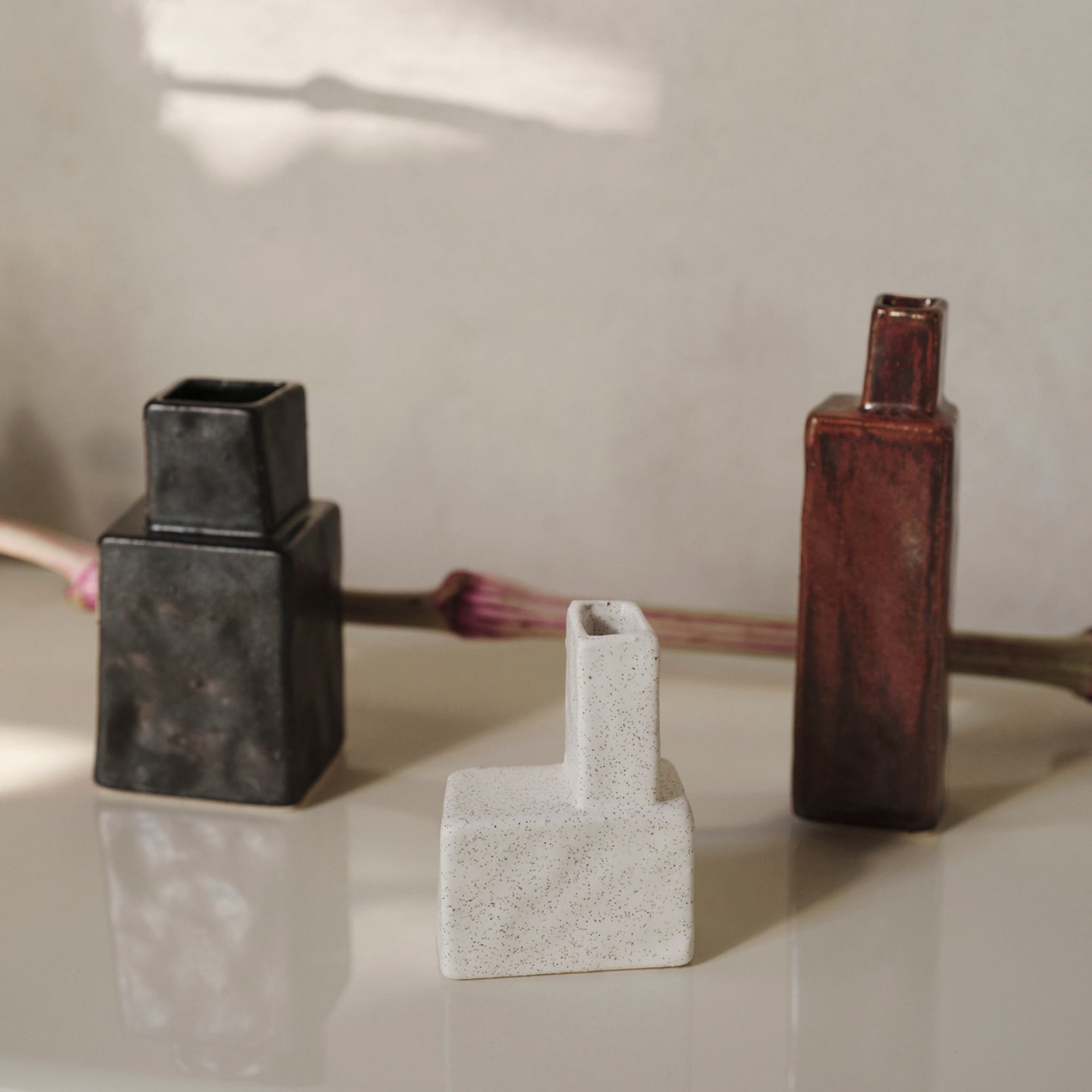 Ferm Living（ファームリビング）は、人生の対比を意識しながら、期待や夢の中で快適さと意味を追い求め、真の価値を感じられる空間を提供することを目指しています。デザインへの情熱と、環境や社会に配慮した責任ある選択を大切にし、誠実で心地よい製品や環境づくりに取り組んでいます。デンマーク・コペンハーゲンを拠点に、世界中の職人と協働し、スカンジナビアの思想と世界の技術・伝統を融合。柔らかなフォルムや豊かなテクスチャー、意外性のあるディテールを特徴とするコレクションは、洗練された美しさの中にも驚きと温かみをもたらします。素材選びから製造、配送まで持続可能性を意識し、より良い未来へ向けた選択を後押しします。家具、アクセサリー、照明を通じて、あなたらしく心地よい空間づくりをサポートします。