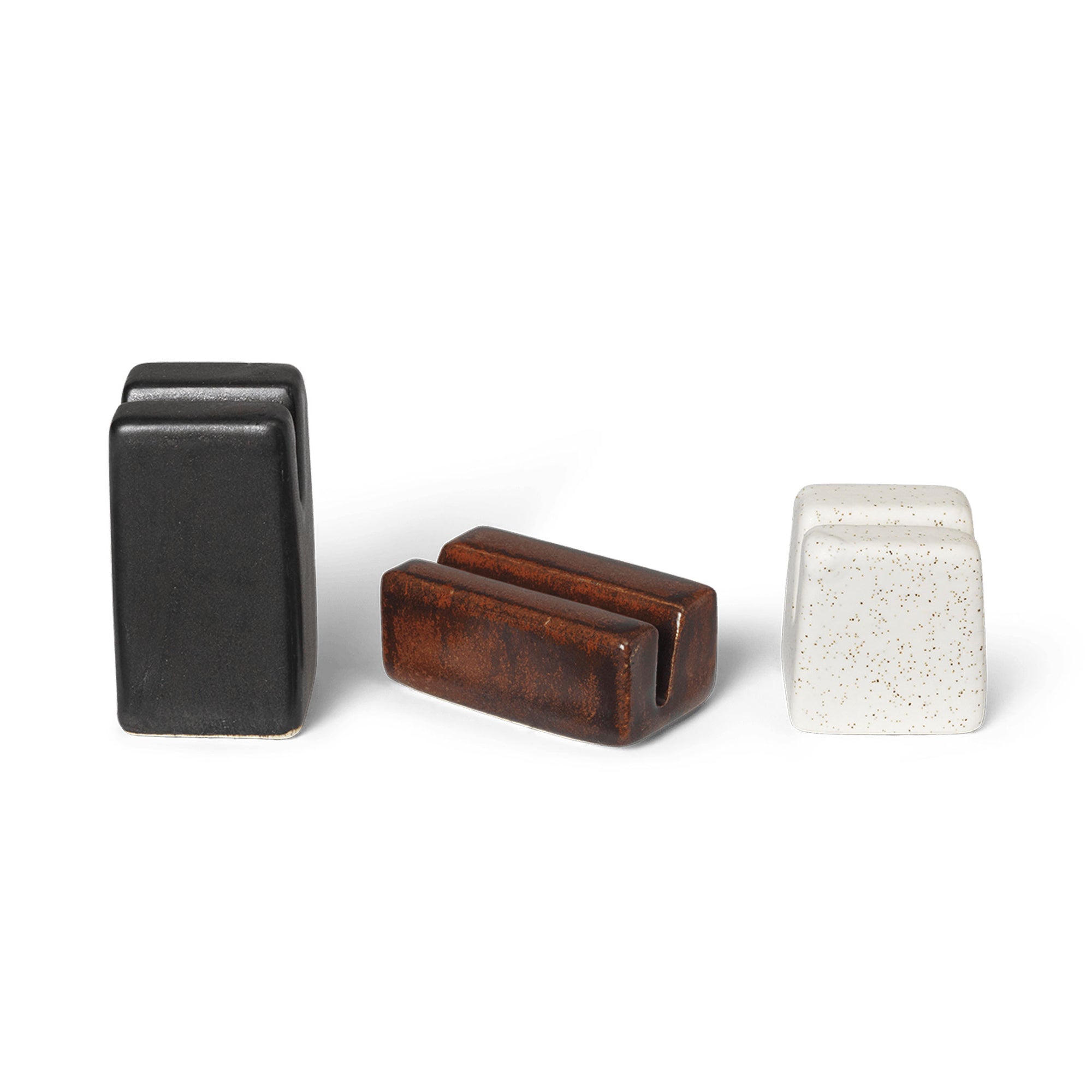 Ferm Living（ファームリビング）は、人生の対比を意識しながら、期待や夢の中で快適さと意味を追い求め、真の価値を感じられる空間を提供することを目指しています。デザインへの情熱と、環境や社会に配慮した責任ある選択を大切にし、誠実で心地よい製品や環境づくりに取り組んでいます。デンマーク・コペンハーゲンを拠点に、世界中の職人と協働し、スカンジナビアの思想と世界の技術・伝統を融合。柔らかなフォルムや豊かなテクスチャー、意外性のあるディテールを特徴とするコレクションは、洗練された美しさの中にも驚きと温かみをもたらします。素材選びから製造、配送まで持続可能性を意識し、より良い未来へ向けた選択を後押しします。家具、アクセサリー、照明を通じて、あなたらしく心地よい空間づくりをサポートします。