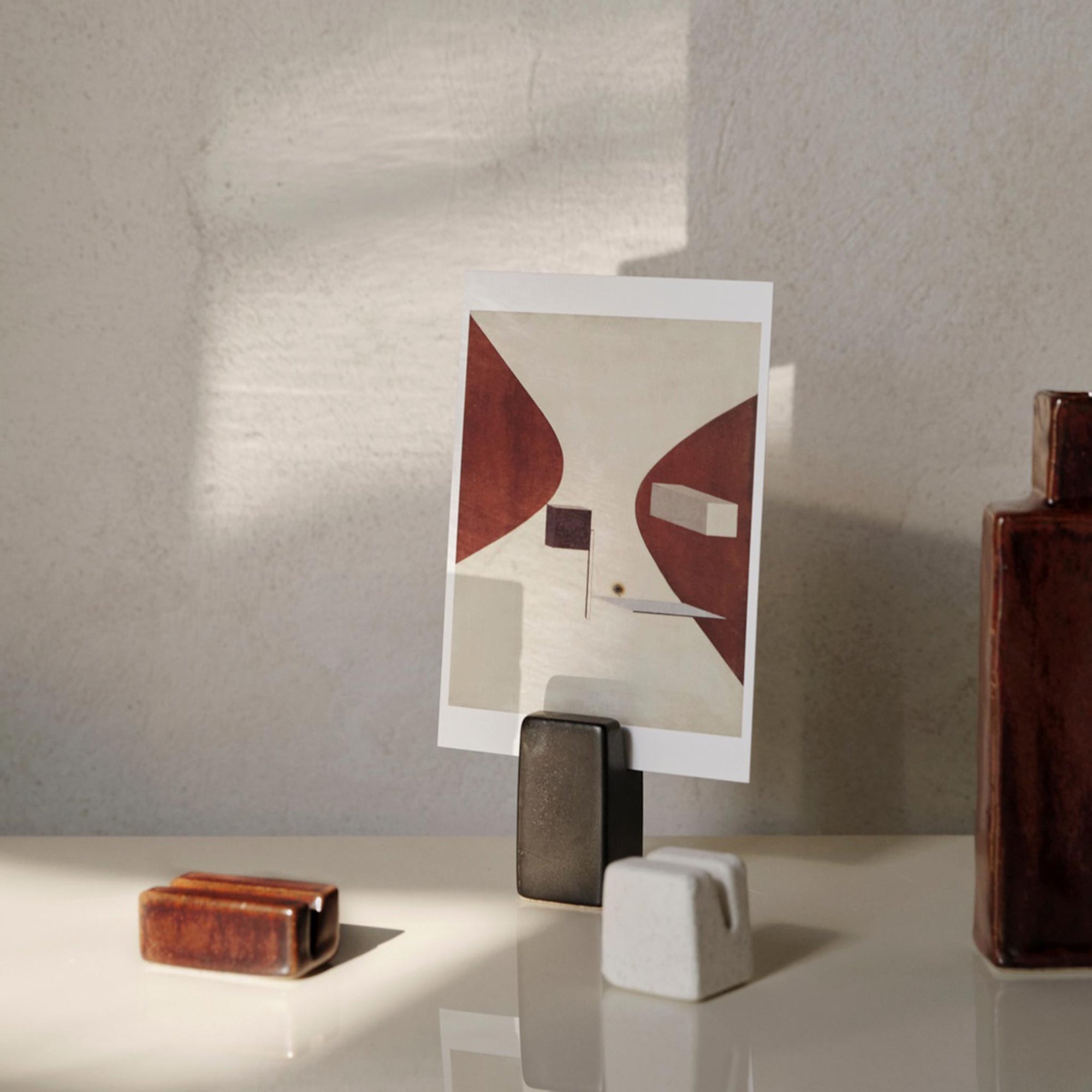 Ferm Living（ファームリビング）は、人生の対比を意識しながら、期待や夢の中で快適さと意味を追い求め、真の価値を感じられる空間を提供することを目指しています。デザインへの情熱と、環境や社会に配慮した責任ある選択を大切にし、誠実で心地よい製品や環境づくりに取り組んでいます。デンマーク・コペンハーゲンを拠点に、世界中の職人と協働し、スカンジナビアの思想と世界の技術・伝統を融合。柔らかなフォルムや豊かなテクスチャー、意外性のあるディテールを特徴とするコレクションは、洗練された美しさの中にも驚きと温かみをもたらします。素材選びから製造、配送まで持続可能性を意識し、より良い未来へ向けた選択を後押しします。家具、アクセサリー、照明を通じて、あなたらしく心地よい空間づくりをサポートします。