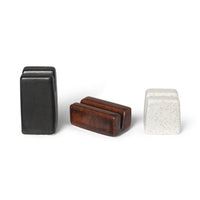 Ferm Living（ファームリビング）は、人生の対比を意識しながら、期待や夢の中で快適さと意味を追い求め、真の価値を感じられる空間を提供することを目指しています。デザインへの情熱と、環境や社会に配慮した責任ある選択を大切にし、誠実で心地よい製品や環境づくりに取り組んでいます。デンマーク・コペンハーゲンを拠点に、世界中の職人と協働し、スカンジナビアの思想と世界の技術・伝統を融合。柔らかなフォルムや豊かなテクスチャー、意外性のあるディテールを特徴とするコレクションは、洗練された美しさの中にも驚きと温かみをもたらします。素材選びから製造、配送まで持続可能性を意識し、より良い未来へ向けた選択を後押しします。家具、アクセサリー、照明を通じて、あなたらしく心地よい空間づくりをサポートします。