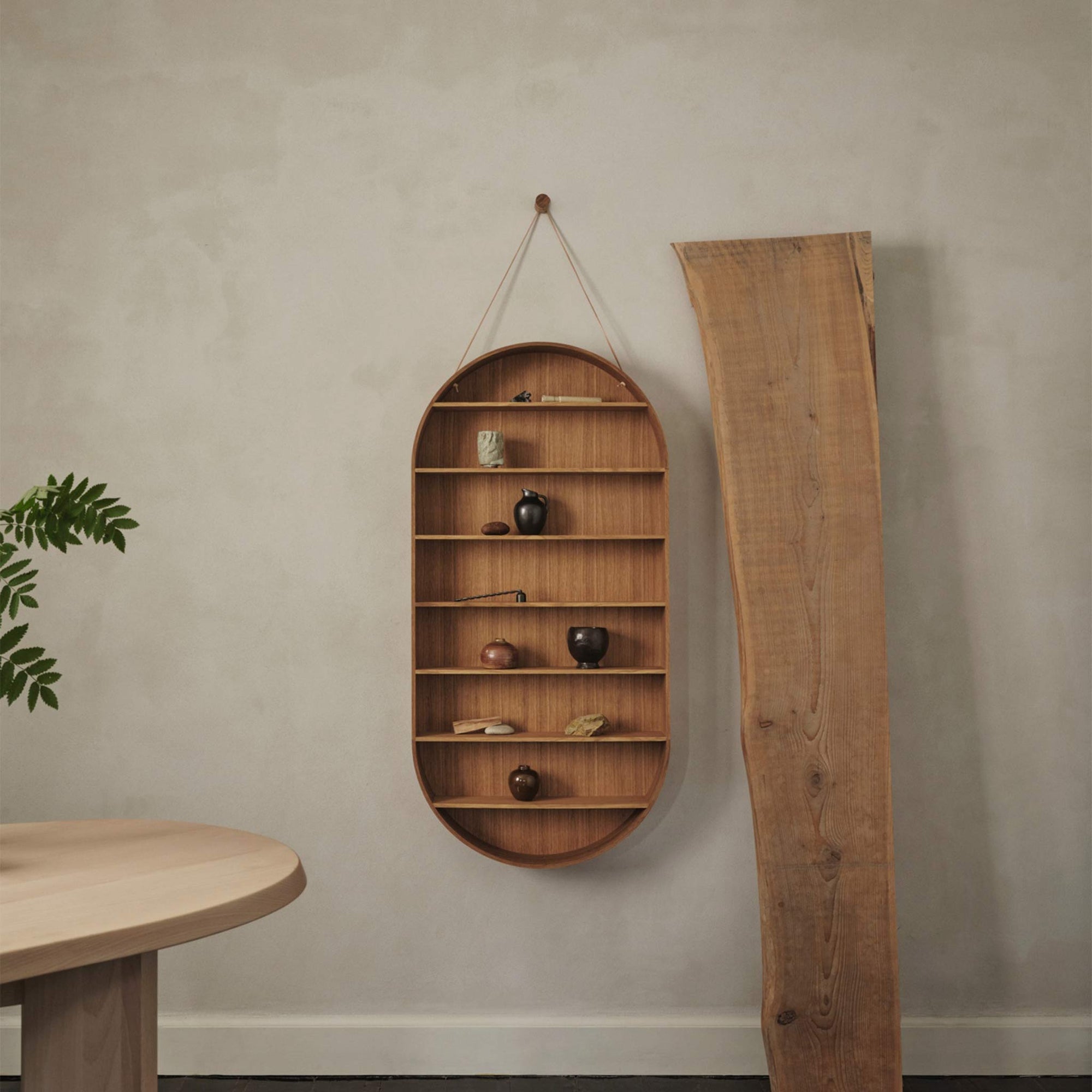 Ferm Living（ファームリビング）は、人生の対比を意識しながら、期待や夢の中で快適さと意味を追い求め、真の価値を感じられる空間を提供することを目指しています。デザインへの情熱と、環境や社会に配慮した責任ある選択を大切にし、誠実で心地よい製品や環境づくりに取り組んでいます。デンマーク・コペンハーゲンを拠点に、世界中の職人と協働し、スカンジナビアの思想と世界の技術・伝統を融合。柔らかなフォルムや豊かなテクスチャー、意外性のあるディテールを特徴とするコレクションは、洗練された美しさの中にも驚きと温かみをもたらします。素材選びから製造、配送まで持続可能性を意識し、より良い未来へ向けた選択を後押しします。家具、アクセサリー、照明を通じて、あなたらしく心地よい空間づくりをサポートします。