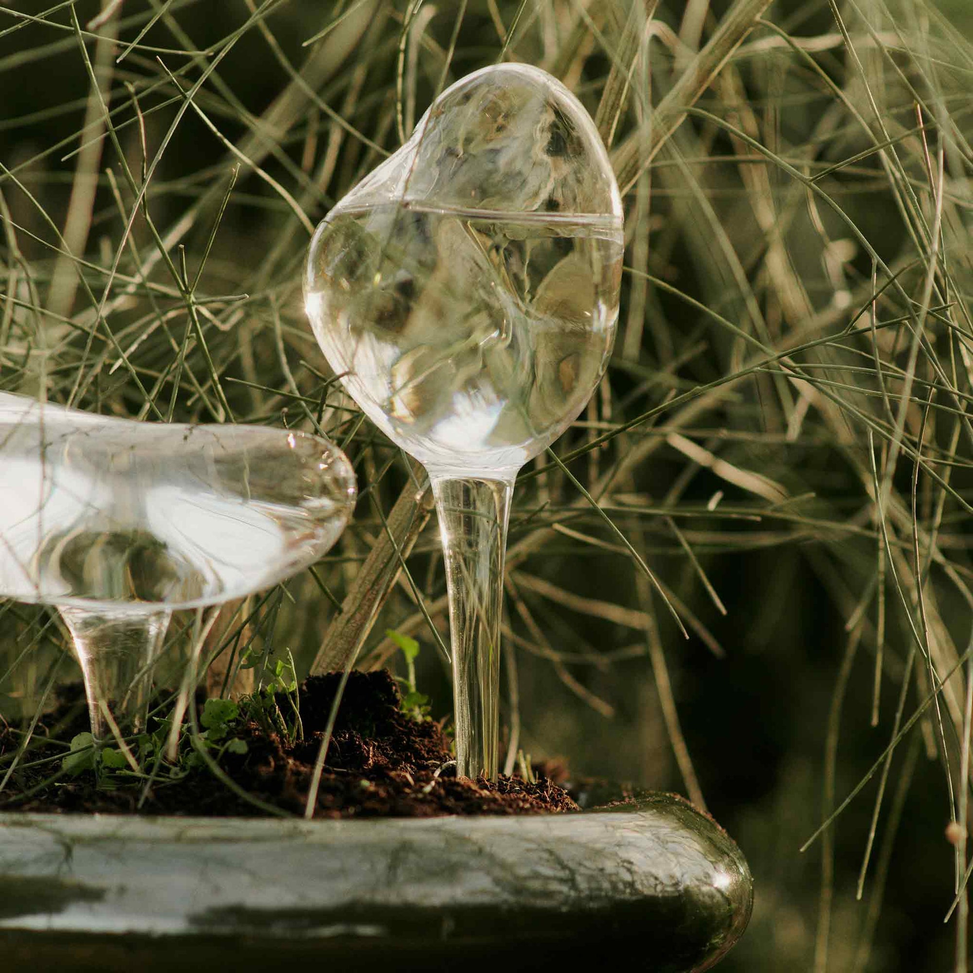 Ferm Living（ファームリビング）は、人生の対比を意識しながら、期待や夢の中で快適さと意味を追い求め、真の価値を感じられる空間を提供することを目指しています。デザインへの情熱と、環境や社会に配慮した責任ある選択を大切にし、誠実で心地よい製品や環境づくりに取り組んでいます。デンマーク・コペンハーゲンを拠点に、世界中の職人と協働し、スカンジナビアの思想と世界の技術・伝統を融合。柔らかなフォルムや豊かなテクスチャー、意外性のあるディテールを特徴とするコレクションは、洗練された美しさの中にも驚きと温かみをもたらします。素材選びから製造、配送まで持続可能性を意識し、より良い未来へ向けた選択を後押しします。家具、アクセサリー、照明を通じて、あなたらしく心地よい空間づくりをサポートします。