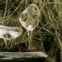 Ferm Living（ファームリビング）は、人生の対比を意識しながら、期待や夢の中で快適さと意味を追い求め、真の価値を感じられる空間を提供することを目指しています。デザインへの情熱と、環境や社会に配慮した責任ある選択を大切にし、誠実で心地よい製品や環境づくりに取り組んでいます。デンマーク・コペンハーゲンを拠点に、世界中の職人と協働し、スカンジナビアの思想と世界の技術・伝統を融合。柔らかなフォルムや豊かなテクスチャー、意外性のあるディテールを特徴とするコレクションは、洗練された美しさの中にも驚きと温かみをもたらします。素材選びから製造、配送まで持続可能性を意識し、より良い未来へ向けた選択を後押しします。家具、アクセサリー、照明を通じて、あなたらしく心地よい空間づくりをサポートします。