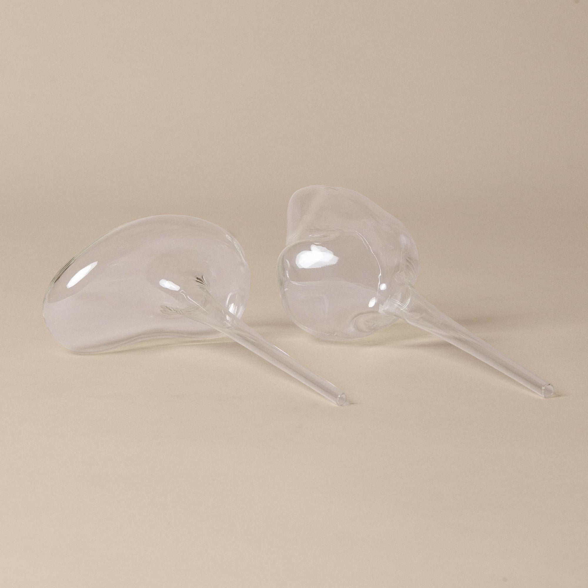 Ferm Living（ファームリビング）は、人生の対比を意識しながら、期待や夢の中で快適さと意味を追い求め、真の価値を感じられる空間を提供することを目指しています。デザインへの情熱と、環境や社会に配慮した責任ある選択を大切にし、誠実で心地よい製品や環境づくりに取り組んでいます。デンマーク・コペンハーゲンを拠点に、世界中の職人と協働し、スカンジナビアの思想と世界の技術・伝統を融合。柔らかなフォルムや豊かなテクスチャー、意外性のあるディテールを特徴とするコレクションは、洗練された美しさの中にも驚きと温かみをもたらします。素材選びから製造、配送まで持続可能性を意識し、より良い未来へ向けた選択を後押しします。家具、アクセサリー、照明を通じて、あなたらしく心地よい空間づくりをサポートします。