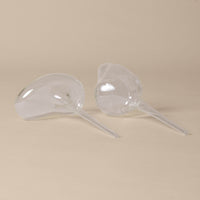 Ferm Living（ファームリビング）は、人生の対比を意識しながら、期待や夢の中で快適さと意味を追い求め、真の価値を感じられる空間を提供することを目指しています。デザインへの情熱と、環境や社会に配慮した責任ある選択を大切にし、誠実で心地よい製品や環境づくりに取り組んでいます。デンマーク・コペンハーゲンを拠点に、世界中の職人と協働し、スカンジナビアの思想と世界の技術・伝統を融合。柔らかなフォルムや豊かなテクスチャー、意外性のあるディテールを特徴とするコレクションは、洗練された美しさの中にも驚きと温かみをもたらします。素材選びから製造、配送まで持続可能性を意識し、より良い未来へ向けた選択を後押しします。家具、アクセサリー、照明を通じて、あなたらしく心地よい空間づくりをサポートします。