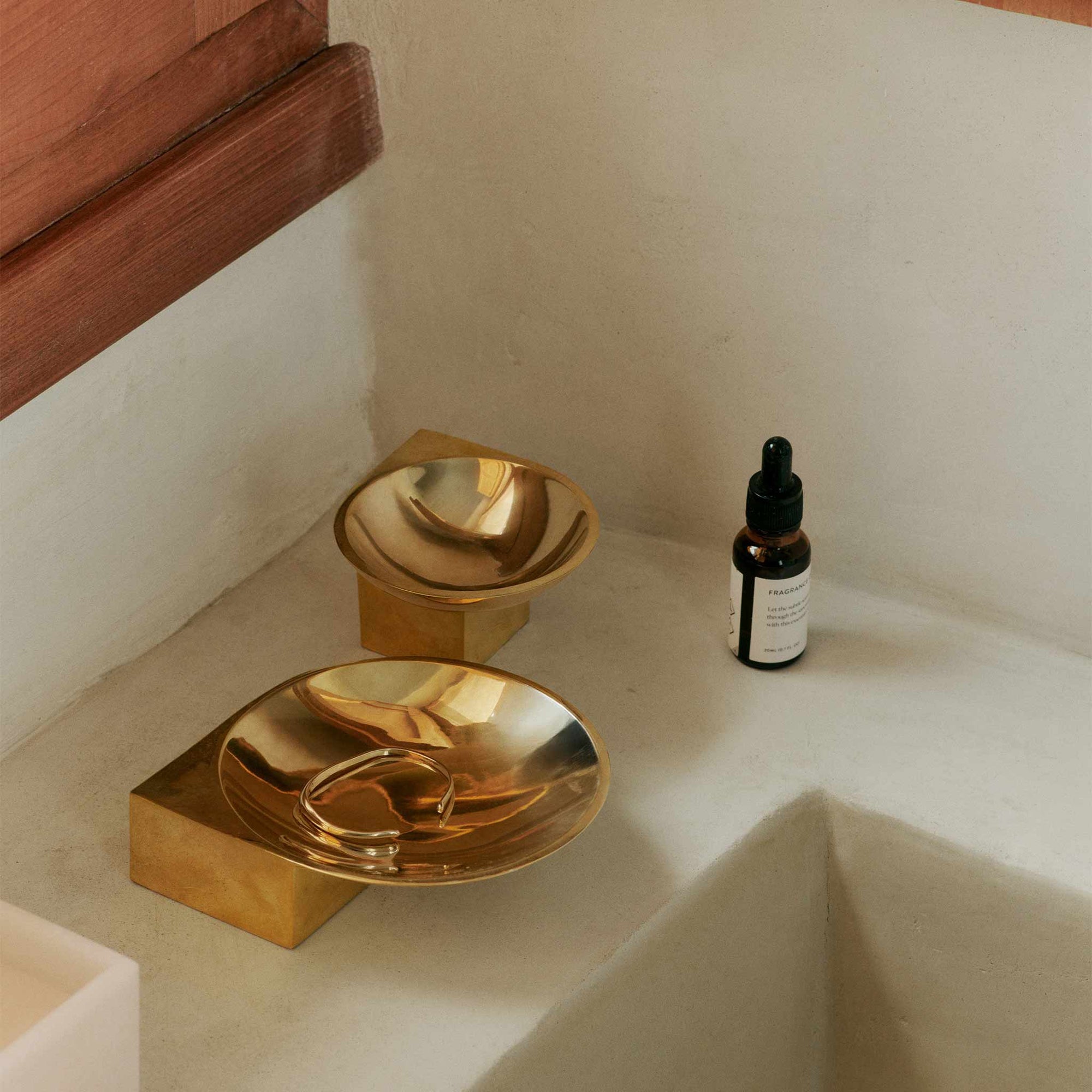 Ferm Living（ファームリビング）は、人生の対比を意識しながら、期待や夢の中で快適さと意味を追い求め、真の価値を感じられる空間を提供することを目指しています。デザインへの情熱と、環境や社会に配慮した責任ある選択を大切にし、誠実で心地よい製品や環境づくりに取り組んでいます。デンマーク・コペンハーゲンを拠点に、世界中の職人と協働し、スカンジナビアの思想と世界の技術・伝統を融合。柔らかなフォルムや豊かなテクスチャー、意外性のあるディテールを特徴とするコレクションは、洗練された美しさの中にも驚きと温かみをもたらします。素材選びから製造、配送まで持続可能性を意識し、より良い未来へ向けた選択を後押しします。家具、アクセサリー、照明を通じて、あなたらしく心地よい空間づくりをサポートします。