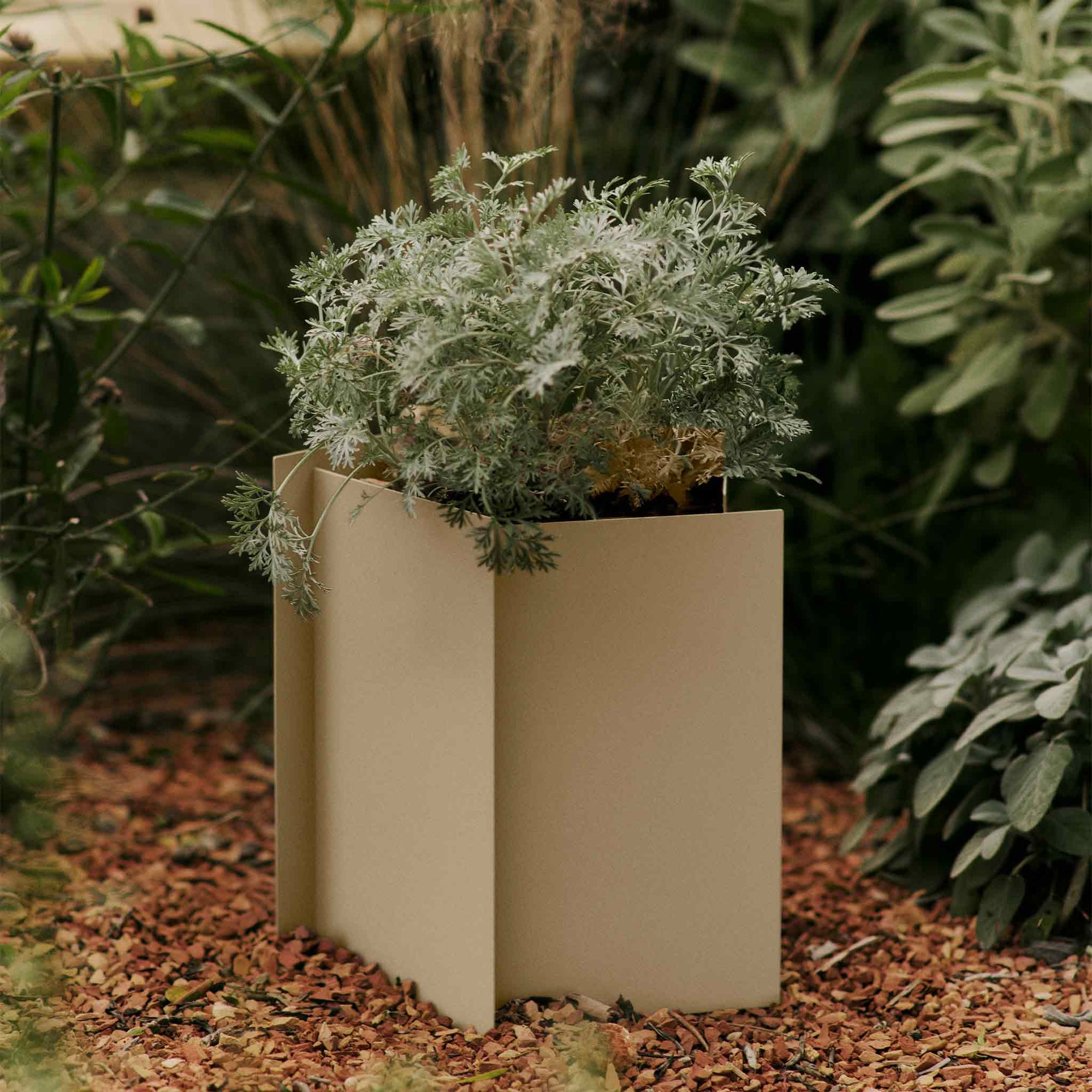 Ferm Living（ファームリビング）は、人生の対比を意識しながら、期待や夢の中で快適さと意味を追い求め、真の価値を感じられる空間を提供することを目指しています。デザインへの情熱と、環境や社会に配慮した責任ある選択を大切にし、誠実で心地よい製品や環境づくりに取り組んでいます。デンマーク・コペンハーゲンを拠点に、世界中の職人と協働し、スカンジナビアの思想と世界の技術・伝統を融合。柔らかなフォルムや豊かなテクスチャー、意外性のあるディテールを特徴とするコレクションは、洗練された美しさの中にも驚きと温かみをもたらします。素材選びから製造、配送まで持続可能性を意識し、より良い未来へ向けた選択を後押しします。家具、アクセサリー、照明を通じて、あなたらしく心地よい空間づくりをサポートします。