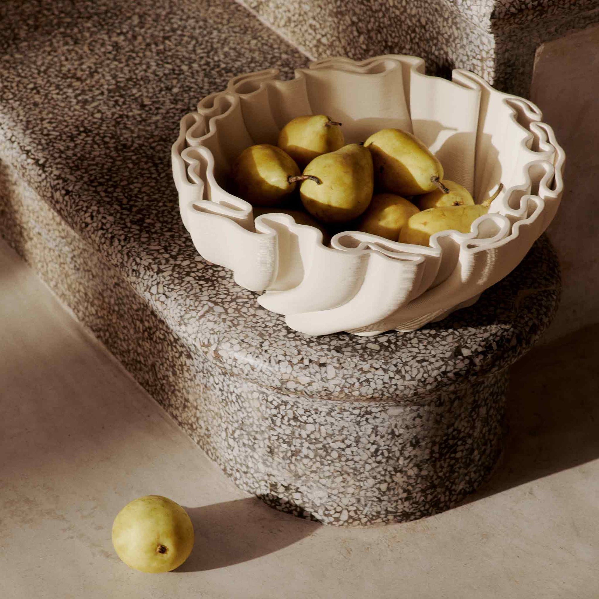 Ferm Living（ファームリビング）は、人生の対比を意識しながら、期待や夢の中で快適さと意味を追い求め、真の価値を感じられる空間を提供することを目指しています。デザインへの情熱と、環境や社会に配慮した責任ある選択を大切にし、誠実で心地よい製品や環境づくりに取り組んでいます。デンマーク・コペンハーゲンを拠点に、世界中の職人と協働し、スカンジナビアの思想と世界の技術・伝統を融合。柔らかなフォルムや豊かなテクスチャー、意外性のあるディテールを特徴とするコレクションは、洗練された美しさの中にも驚きと温かみをもたらします。素材選びから製造、配送まで持続可能性を意識し、より良い未来へ向けた選択を後押しします。家具、アクセサリー、照明を通じて、あなたらしく心地よい空間づくりをサポートします。