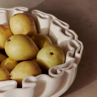 Ferm Living（ファームリビング）は、人生の対比を意識しながら、期待や夢の中で快適さと意味を追い求め、真の価値を感じられる空間を提供することを目指しています。デザインへの情熱と、環境や社会に配慮した責任ある選択を大切にし、誠実で心地よい製品や環境づくりに取り組んでいます。デンマーク・コペンハーゲンを拠点に、世界中の職人と協働し、スカンジナビアの思想と世界の技術・伝統を融合。柔らかなフォルムや豊かなテクスチャー、意外性のあるディテールを特徴とするコレクションは、洗練された美しさの中にも驚きと温かみをもたらします。素材選びから製造、配送まで持続可能性を意識し、より良い未来へ向けた選択を後押しします。家具、アクセサリー、照明を通じて、あなたらしく心地よい空間づくりをサポートします。