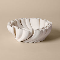 Ferm Living（ファームリビング）は、人生の対比を意識しながら、期待や夢の中で快適さと意味を追い求め、真の価値を感じられる空間を提供することを目指しています。デザインへの情熱と、環境や社会に配慮した責任ある選択を大切にし、誠実で心地よい製品や環境づくりに取り組んでいます。デンマーク・コペンハーゲンを拠点に、世界中の職人と協働し、スカンジナビアの思想と世界の技術・伝統を融合。柔らかなフォルムや豊かなテクスチャー、意外性のあるディテールを特徴とするコレクションは、洗練された美しさの中にも驚きと温かみをもたらします。素材選びから製造、配送まで持続可能性を意識し、より良い未来へ向けた選択を後押しします。家具、アクセサリー、照明を通じて、あなたらしく心地よい空間づくりをサポートします。