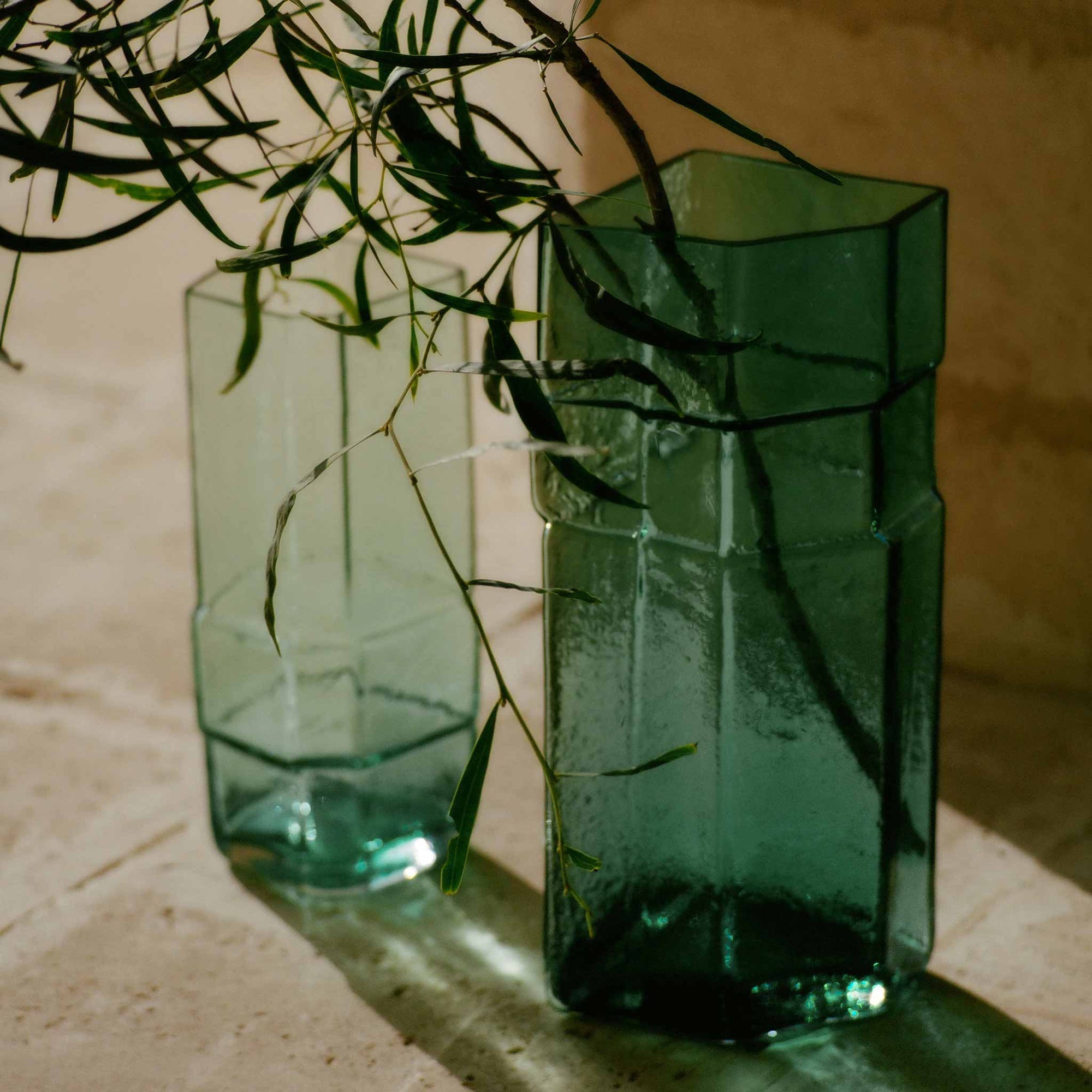 Ferm Living（ファームリビング）は、人生の対比を意識しながら、期待や夢の中で快適さと意味を追い求め、真の価値を感じられる空間を提供することを目指しています。デザインへの情熱と、環境や社会に配慮した責任ある選択を大切にし、誠実で心地よい製品や環境づくりに取り組んでいます。デンマーク・コペンハーゲンを拠点に、世界中の職人と協働し、スカンジナビアの思想と世界の技術・伝統を融合。柔らかなフォルムや豊かなテクスチャー、意外性のあるディテールを特徴とするコレクションは、洗練された美しさの中にも驚きと温かみをもたらします。素材選びから製造、配送まで持続可能性を意識し、より良い未来へ向けた選択を後押しします。家具、アクセサリー、照明を通じて、あなたらしく心地よい空間づくりをサポートします。