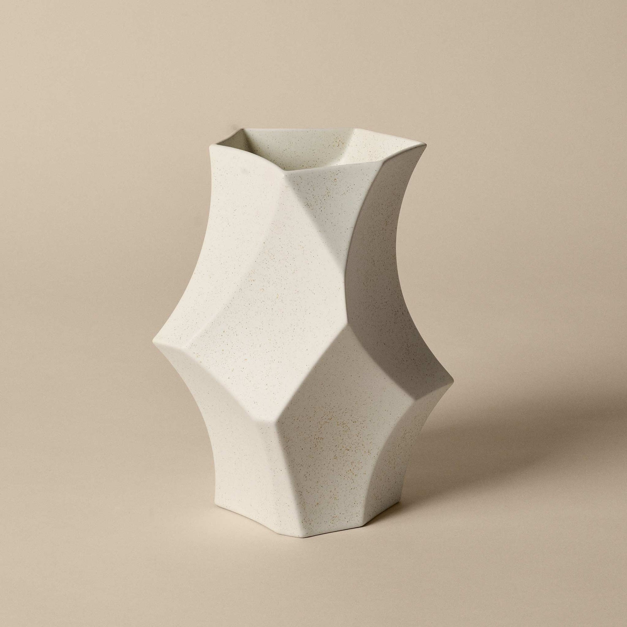 Ferm Living（ファームリビング）は、人生の対比を意識しながら、期待や夢の中で快適さと意味を追い求め、真の価値を感じられる空間を提供することを目指しています。デザインへの情熱と、環境や社会に配慮した責任ある選択を大切にし、誠実で心地よい製品や環境づくりに取り組んでいます。デンマーク・コペンハーゲンを拠点に、世界中の職人と協働し、スカンジナビアの思想と世界の技術・伝統を融合。柔らかなフォルムや豊かなテクスチャー、意外性のあるディテールを特徴とするコレクションは、洗練された美しさの中にも驚きと温かみをもたらします。素材選びから製造、配送まで持続可能性を意識し、より良い未来へ向けた選択を後押しします。家具、アクセサリー、照明を通じて、あなたらしく心地よい空間づくりをサポートします。