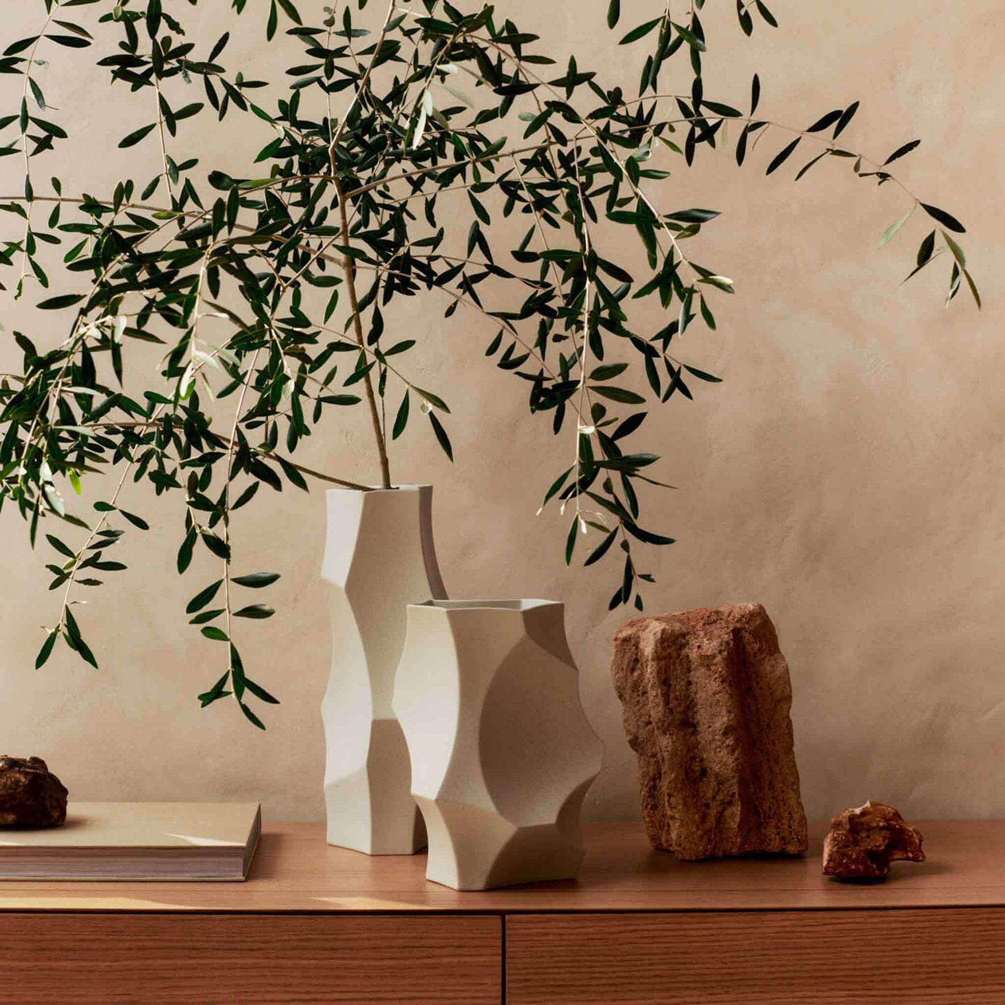 Ferm Living（ファームリビング）は、人生の対比を意識しながら、期待や夢の中で快適さと意味を追い求め、真の価値を感じられる空間を提供することを目指しています。デザインへの情熱と、環境や社会に配慮した責任ある選択を大切にし、誠実で心地よい製品や環境づくりに取り組んでいます。デンマーク・コペンハーゲンを拠点に、世界中の職人と協働し、スカンジナビアの思想と世界の技術・伝統を融合。柔らかなフォルムや豊かなテクスチャー、意外性のあるディテールを特徴とするコレクションは、洗練された美しさの中にも驚きと温かみをもたらします。素材選びから製造、配送まで持続可能性を意識し、より良い未来へ向けた選択を後押しします。家具、アクセサリー、照明を通じて、あなたらしく心地よい空間づくりをサポートします。