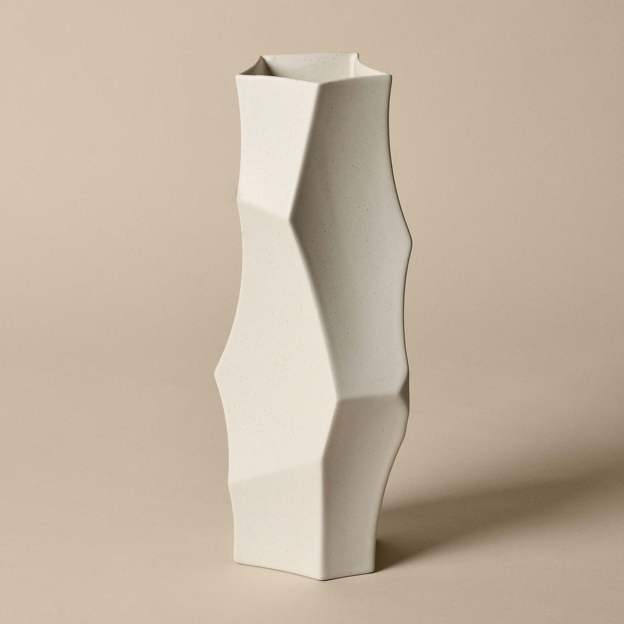 Ferm Living（ファームリビング）は、人生の対比を意識しながら、期待や夢の中で快適さと意味を追い求め、真の価値を感じられる空間を提供することを目指しています。デザインへの情熱と、環境や社会に配慮した責任ある選択を大切にし、誠実で心地よい製品や環境づくりに取り組んでいます。デンマーク・コペンハーゲンを拠点に、世界中の職人と協働し、スカンジナビアの思想と世界の技術・伝統を融合。柔らかなフォルムや豊かなテクスチャー、意外性のあるディテールを特徴とするコレクションは、洗練された美しさの中にも驚きと温かみをもたらします。素材選びから製造、配送まで持続可能性を意識し、より良い未来へ向けた選択を後押しします。家具、アクセサリー、照明を通じて、あなたらしく心地よい空間づくりをサポートします。