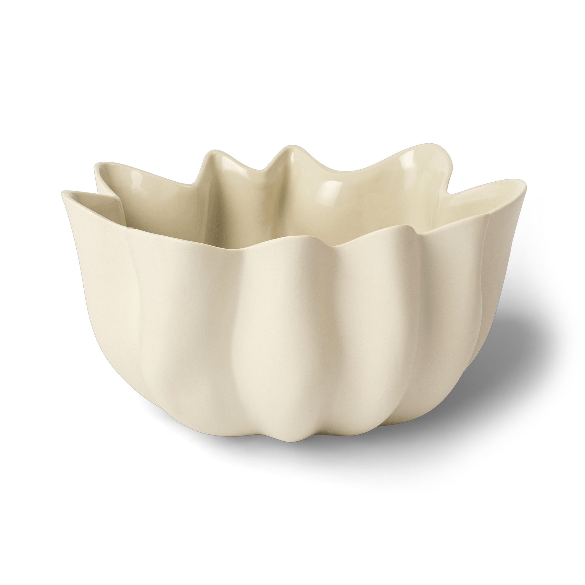 Ferm Living（ファームリビング）は、人生の対比を意識しながら、期待や夢の中で快適さと意味を追い求め、真の価値を感じられる空間を提供することを目指しています。デザインへの情熱と、環境や社会に配慮した責任ある選択を大切にし、誠実で心地よい製品や環境づくりに取り組んでいます。デンマーク・コペンハーゲンを拠点に、世界中の職人と協働し、スカンジナビアの思想と世界の技術・伝統を融合。柔らかなフォルムや豊かなテクスチャー、意外性のあるディテールを特徴とするコレクションは、洗練された美しさの中にも驚きと温かみをもたらします。素材選びから製造、配送まで持続可能性を意識し、より良い未来へ向けた選択を後押しします。家具、アクセサリー、照明を通じて、あなたらしく心地よい空間づくりをサポートします。