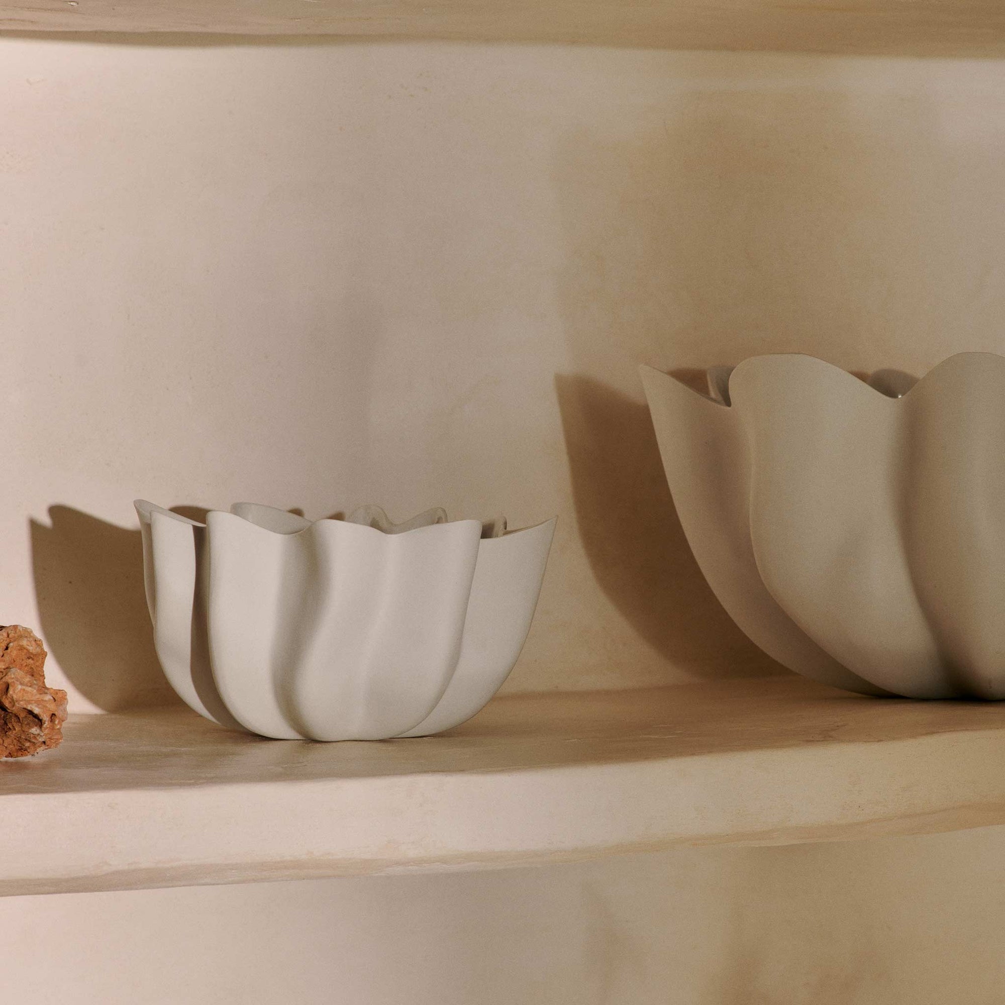 Ferm Living（ファームリビング）は、人生の対比を意識しながら、期待や夢の中で快適さと意味を追い求め、真の価値を感じられる空間を提供することを目指しています。デザインへの情熱と、環境や社会に配慮した責任ある選択を大切にし、誠実で心地よい製品や環境づくりに取り組んでいます。デンマーク・コペンハーゲンを拠点に、世界中の職人と協働し、スカンジナビアの思想と世界の技術・伝統を融合。柔らかなフォルムや豊かなテクスチャー、意外性のあるディテールを特徴とするコレクションは、洗練された美しさの中にも驚きと温かみをもたらします。素材選びから製造、配送まで持続可能性を意識し、より良い未来へ向けた選択を後押しします。家具、アクセサリー、照明を通じて、あなたらしく心地よい空間づくりをサポートします。