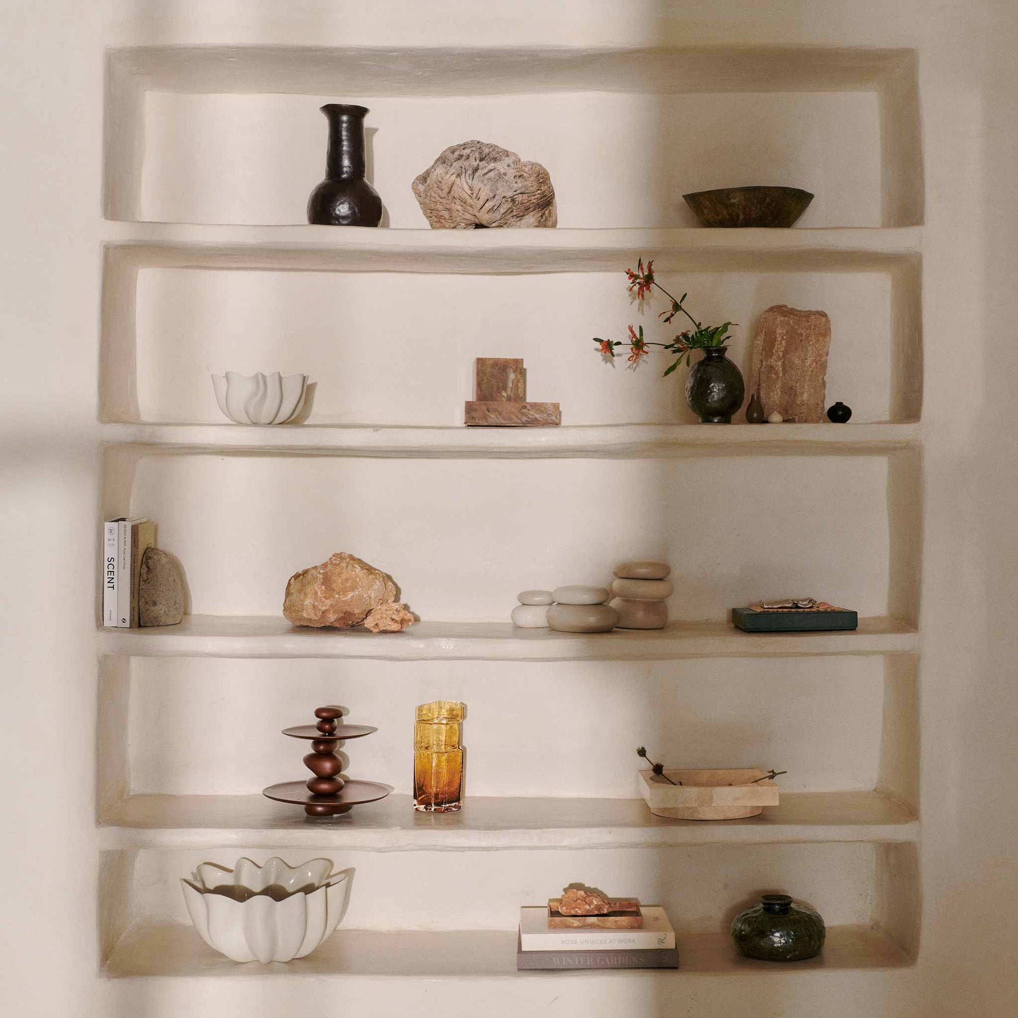 Ferm Living（ファームリビング）は、人生の対比を意識しながら、期待や夢の中で快適さと意味を追い求め、真の価値を感じられる空間を提供することを目指しています。デザインへの情熱と、環境や社会に配慮した責任ある選択を大切にし、誠実で心地よい製品や環境づくりに取り組んでいます。デンマーク・コペンハーゲンを拠点に、世界中の職人と協働し、スカンジナビアの思想と世界の技術・伝統を融合。柔らかなフォルムや豊かなテクスチャー、意外性のあるディテールを特徴とするコレクションは、洗練された美しさの中にも驚きと温かみをもたらします。素材選びから製造、配送まで持続可能性を意識し、より良い未来へ向けた選択を後押しします。家具、アクセサリー、照明を通じて、あなたらしく心地よい空間づくりをサポートします。