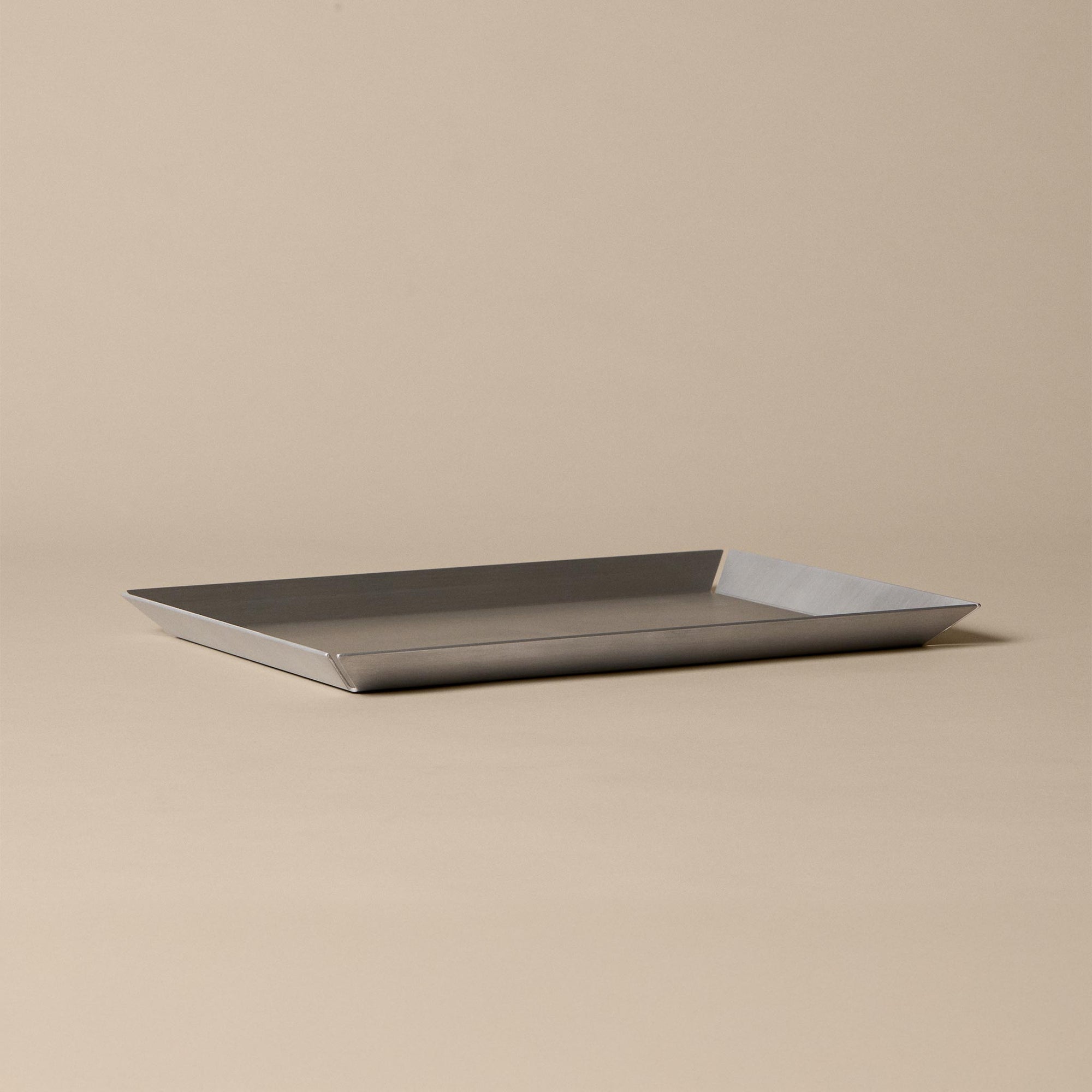 Ferm Living（ファームリビング）は、人生の対比を意識しながら、期待や夢の中で快適さと意味を追い求め、真の価値を感じられる空間を提供することを目指しています。デザインへの情熱と、環境や社会に配慮した責任ある選択を大切にし、誠実で心地よい製品や環境づくりに取り組んでいます。デンマーク・コペンハーゲンを拠点に、世界中の職人と協働し、スカンジナビアの思想と世界の技術・伝統を融合。柔らかなフォルムや豊かなテクスチャー、意外性のあるディテールを特徴とするコレクションは、洗練された美しさの中にも驚きと温かみをもたらします。素材選びから製造、配送まで持続可能性を意識し、より良い未来へ向けた選択を後押しします。家具、アクセサリー、照明を通じて、あなたらしく心地よい空間づくりをサポートします。