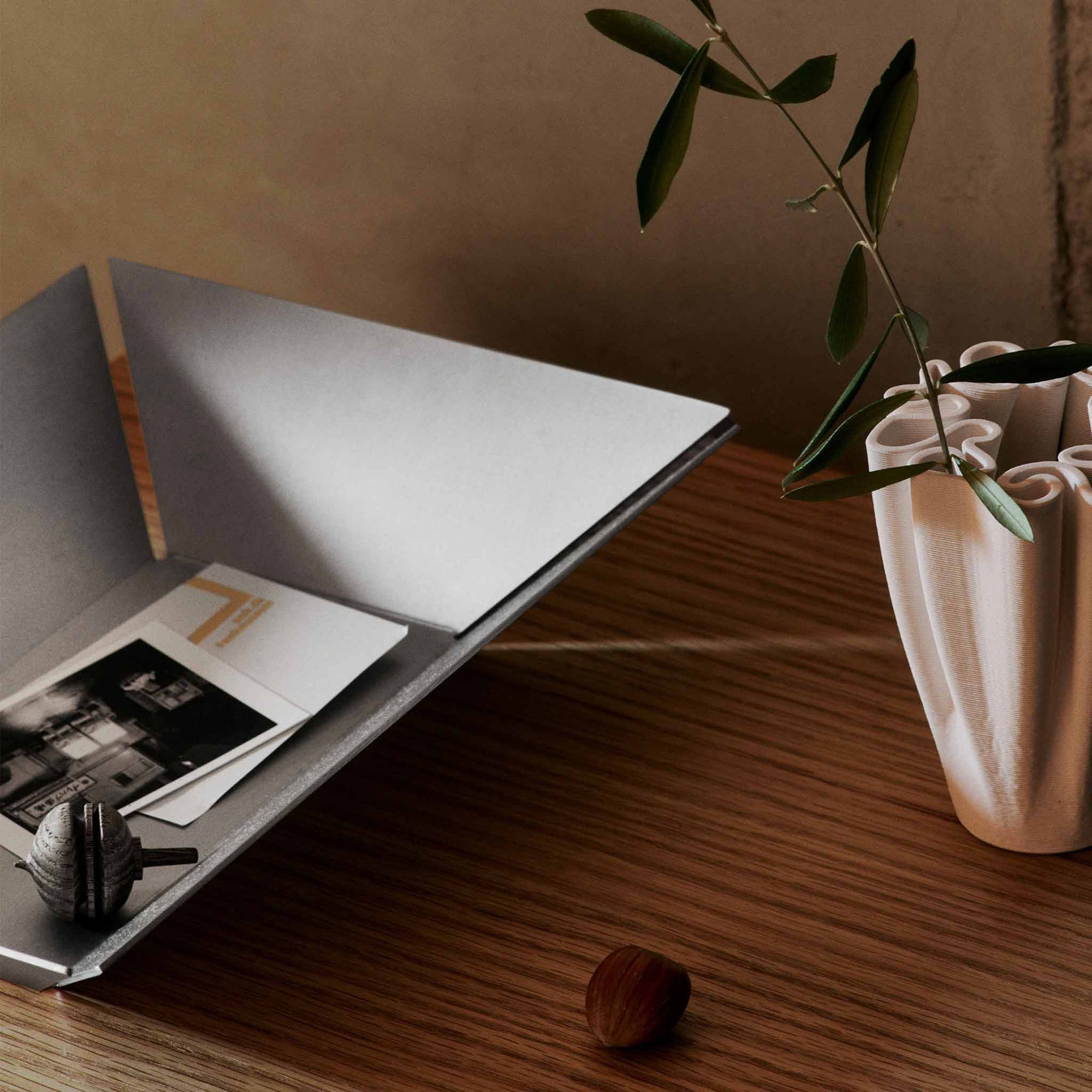 Ferm Living（ファームリビング）は、人生の対比を意識しながら、期待や夢の中で快適さと意味を追い求め、真の価値を感じられる空間を提供することを目指しています。デザインへの情熱と、環境や社会に配慮した責任ある選択を大切にし、誠実で心地よい製品や環境づくりに取り組んでいます。デンマーク・コペンハーゲンを拠点に、世界中の職人と協働し、スカンジナビアの思想と世界の技術・伝統を融合。柔らかなフォルムや豊かなテクスチャー、意外性のあるディテールを特徴とするコレクションは、洗練された美しさの中にも驚きと温かみをもたらします。素材選びから製造、配送まで持続可能性を意識し、より良い未来へ向けた選択を後押しします。家具、アクセサリー、照明を通じて、あなたらしく心地よい空間づくりをサポートします。
