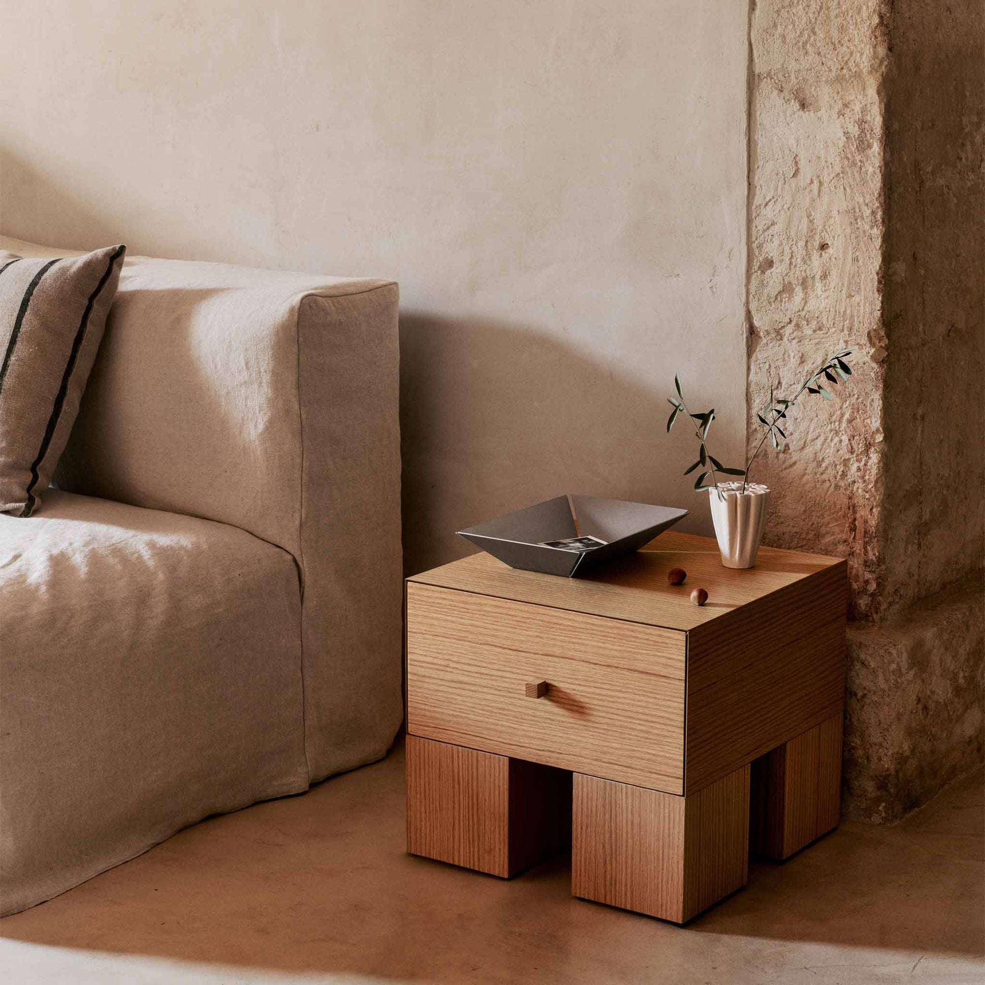 Ferm Living（ファームリビング）は、人生の対比を意識しながら、期待や夢の中で快適さと意味を追い求め、真の価値を感じられる空間を提供することを目指しています。デザインへの情熱と、環境や社会に配慮した責任ある選択を大切にし、誠実で心地よい製品や環境づくりに取り組んでいます。デンマーク・コペンハーゲンを拠点に、世界中の職人と協働し、スカンジナビアの思想と世界の技術・伝統を融合。柔らかなフォルムや豊かなテクスチャー、意外性のあるディテールを特徴とするコレクションは、洗練された美しさの中にも驚きと温かみをもたらします。素材選びから製造、配送まで持続可能性を意識し、より良い未来へ向けた選択を後押しします。家具、アクセサリー、照明を通じて、あなたらしく心地よい空間づくりをサポートします。