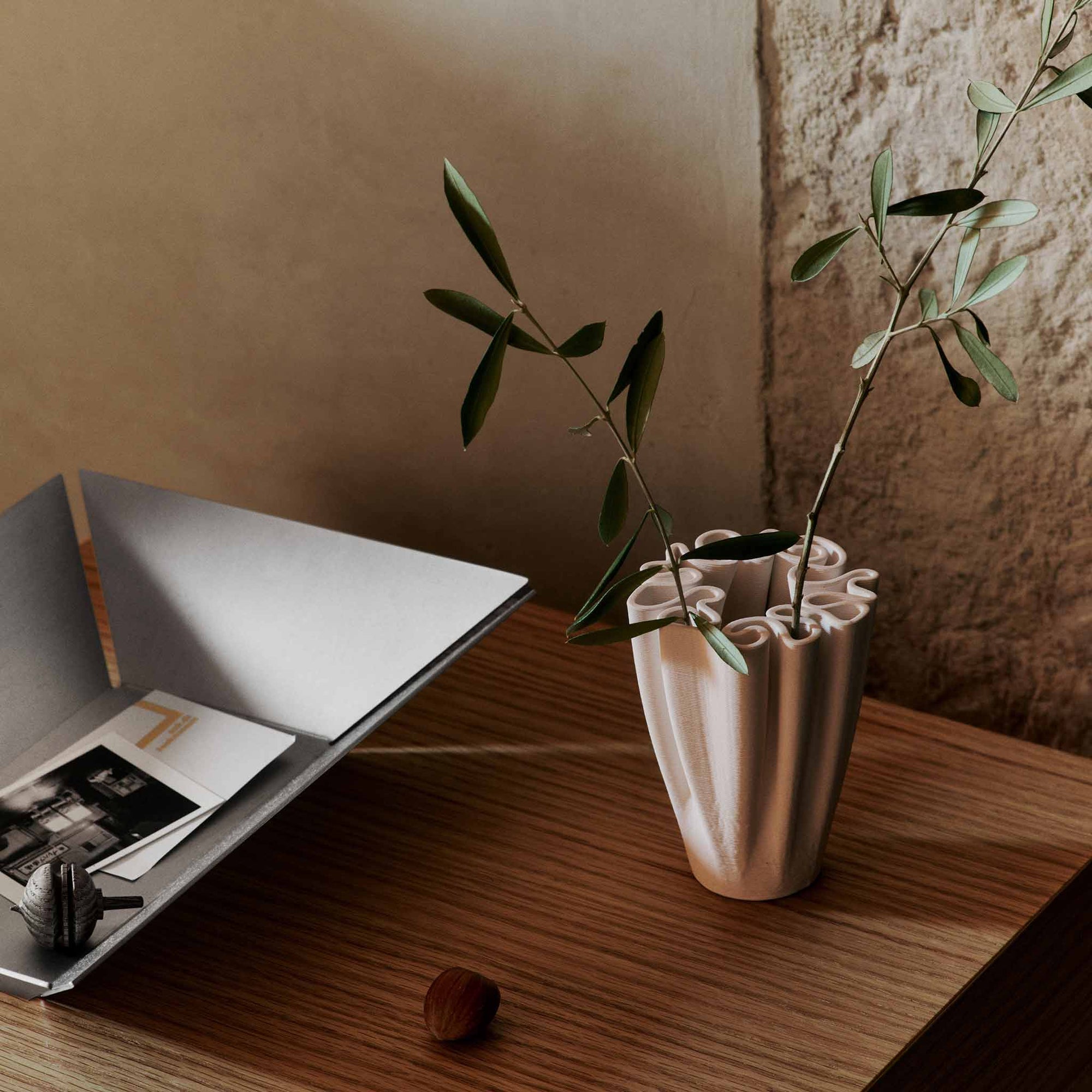 Ferm Living（ファームリビング）は、人生の対比を意識しながら、期待や夢の中で快適さと意味を追い求め、真の価値を感じられる空間を提供することを目指しています。デザインへの情熱と、環境や社会に配慮した責任ある選択を大切にし、誠実で心地よい製品や環境づくりに取り組んでいます。デンマーク・コペンハーゲンを拠点に、世界中の職人と協働し、スカンジナビアの思想と世界の技術・伝統を融合。柔らかなフォルムや豊かなテクスチャー、意外性のあるディテールを特徴とするコレクションは、洗練された美しさの中にも驚きと温かみをもたらします。素材選びから製造、配送まで持続可能性を意識し、より良い未来へ向けた選択を後押しします。家具、アクセサリー、照明を通じて、あなたらしく心地よい空間づくりをサポートします。