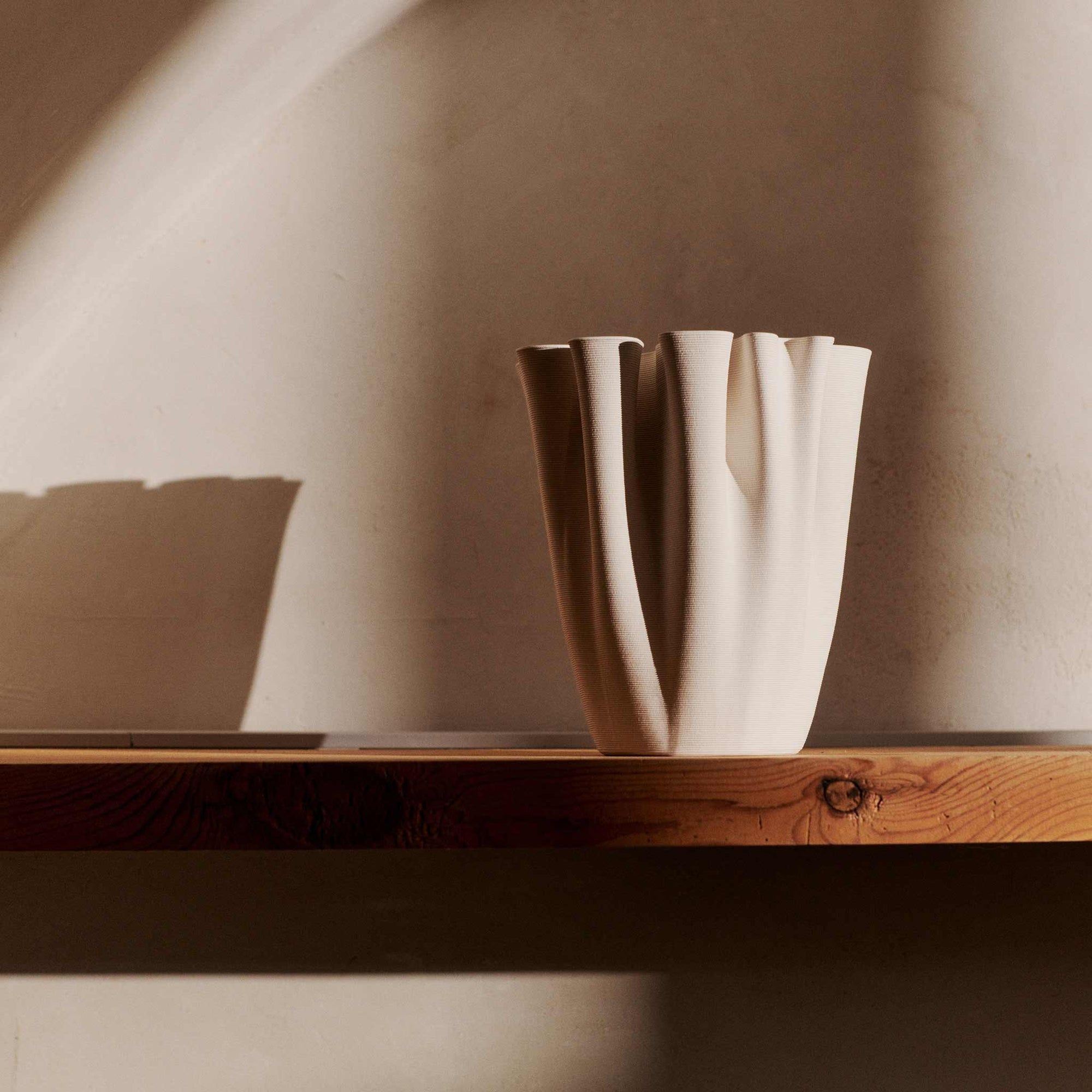 Ferm Living（ファームリビング）は、人生の対比を意識しながら、期待や夢の中で快適さと意味を追い求め、真の価値を感じられる空間を提供することを目指しています。デザインへの情熱と、環境や社会に配慮した責任ある選択を大切にし、誠実で心地よい製品や環境づくりに取り組んでいます。デンマーク・コペンハーゲンを拠点に、世界中の職人と協働し、スカンジナビアの思想と世界の技術・伝統を融合。柔らかなフォルムや豊かなテクスチャー、意外性のあるディテールを特徴とするコレクションは、洗練された美しさの中にも驚きと温かみをもたらします。素材選びから製造、配送まで持続可能性を意識し、より良い未来へ向けた選択を後押しします。家具、アクセサリー、照明を通じて、あなたらしく心地よい空間づくりをサポートします。