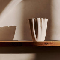 Ferm Living（ファームリビング）は、人生の対比を意識しながら、期待や夢の中で快適さと意味を追い求め、真の価値を感じられる空間を提供することを目指しています。デザインへの情熱と、環境や社会に配慮した責任ある選択を大切にし、誠実で心地よい製品や環境づくりに取り組んでいます。デンマーク・コペンハーゲンを拠点に、世界中の職人と協働し、スカンジナビアの思想と世界の技術・伝統を融合。柔らかなフォルムや豊かなテクスチャー、意外性のあるディテールを特徴とするコレクションは、洗練された美しさの中にも驚きと温かみをもたらします。素材選びから製造、配送まで持続可能性を意識し、より良い未来へ向けた選択を後押しします。家具、アクセサリー、照明を通じて、あなたらしく心地よい空間づくりをサポートします。
