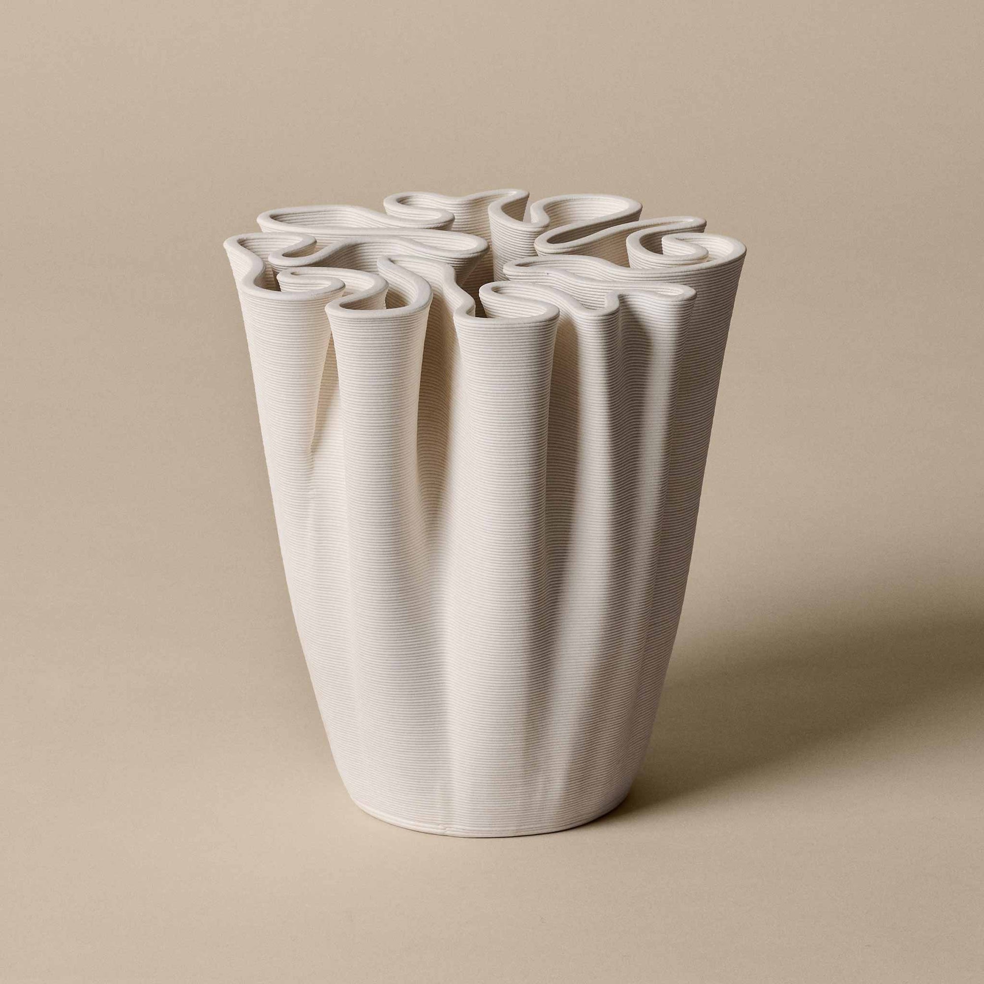Ferm Living（ファームリビング）は、人生の対比を意識しながら、期待や夢の中で快適さと意味を追い求め、真の価値を感じられる空間を提供することを目指しています。デザインへの情熱と、環境や社会に配慮した責任ある選択を大切にし、誠実で心地よい製品や環境づくりに取り組んでいます。デンマーク・コペンハーゲンを拠点に、世界中の職人と協働し、スカンジナビアの思想と世界の技術・伝統を融合。柔らかなフォルムや豊かなテクスチャー、意外性のあるディテールを特徴とするコレクションは、洗練された美しさの中にも驚きと温かみをもたらします。素材選びから製造、配送まで持続可能性を意識し、より良い未来へ向けた選択を後押しします。家具、アクセサリー、照明を通じて、あなたらしく心地よい空間づくりをサポートします。