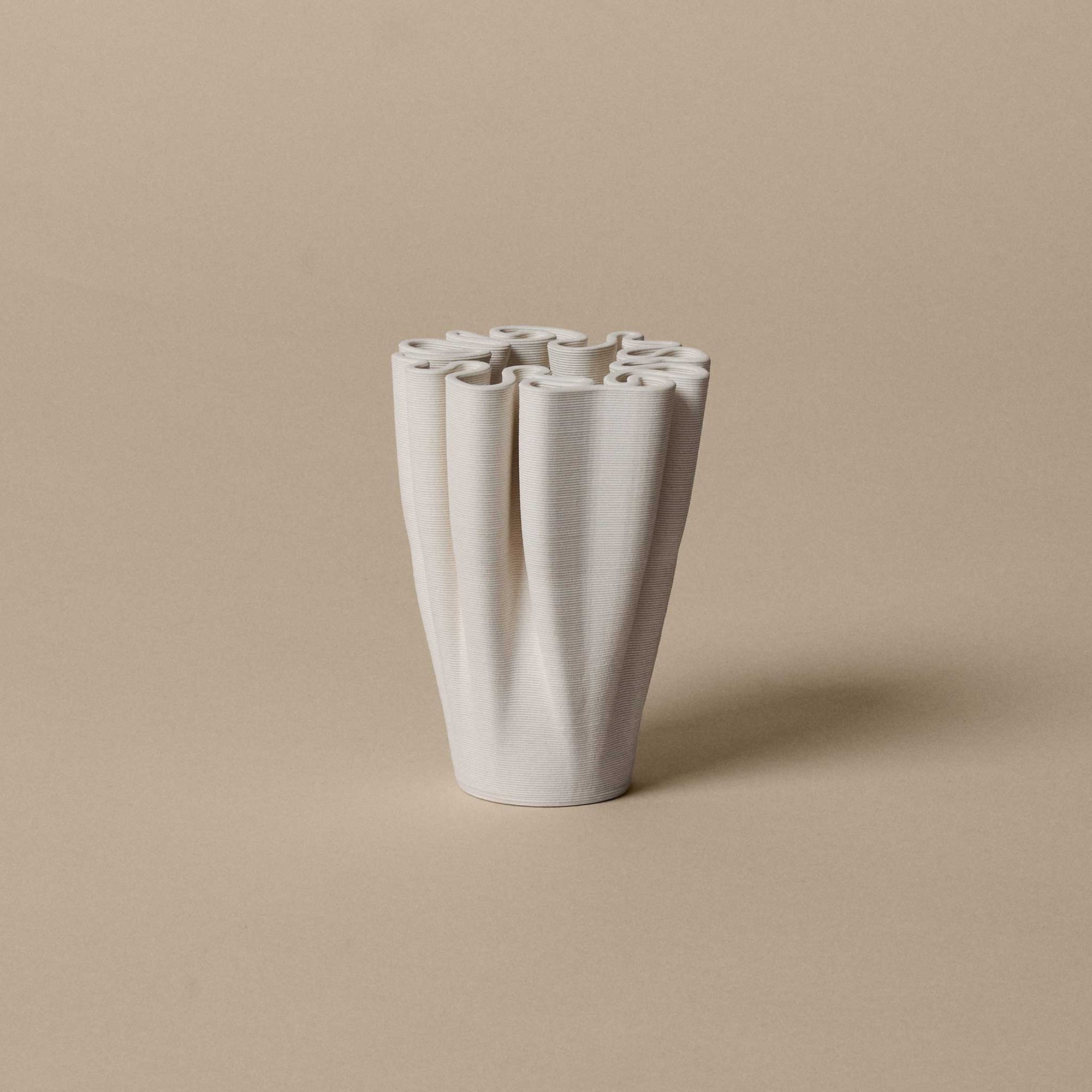 Ferm Living（ファームリビング）は、人生の対比を意識しながら、期待や夢の中で快適さと意味を追い求め、真の価値を感じられる空間を提供することを目指しています。デザインへの情熱と、環境や社会に配慮した責任ある選択を大切にし、誠実で心地よい製品や環境づくりに取り組んでいます。デンマーク・コペンハーゲンを拠点に、世界中の職人と協働し、スカンジナビアの思想と世界の技術・伝統を融合。柔らかなフォルムや豊かなテクスチャー、意外性のあるディテールを特徴とするコレクションは、洗練された美しさの中にも驚きと温かみをもたらします。素材選びから製造、配送まで持続可能性を意識し、より良い未来へ向けた選択を後押しします。家具、アクセサリー、照明を通じて、あなたらしく心地よい空間づくりをサポートします。