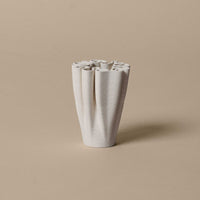 Ferm Living（ファームリビング）は、人生の対比を意識しながら、期待や夢の中で快適さと意味を追い求め、真の価値を感じられる空間を提供することを目指しています。デザインへの情熱と、環境や社会に配慮した責任ある選択を大切にし、誠実で心地よい製品や環境づくりに取り組んでいます。デンマーク・コペンハーゲンを拠点に、世界中の職人と協働し、スカンジナビアの思想と世界の技術・伝統を融合。柔らかなフォルムや豊かなテクスチャー、意外性のあるディテールを特徴とするコレクションは、洗練された美しさの中にも驚きと温かみをもたらします。素材選びから製造、配送まで持続可能性を意識し、より良い未来へ向けた選択を後押しします。家具、アクセサリー、照明を通じて、あなたらしく心地よい空間づくりをサポートします。