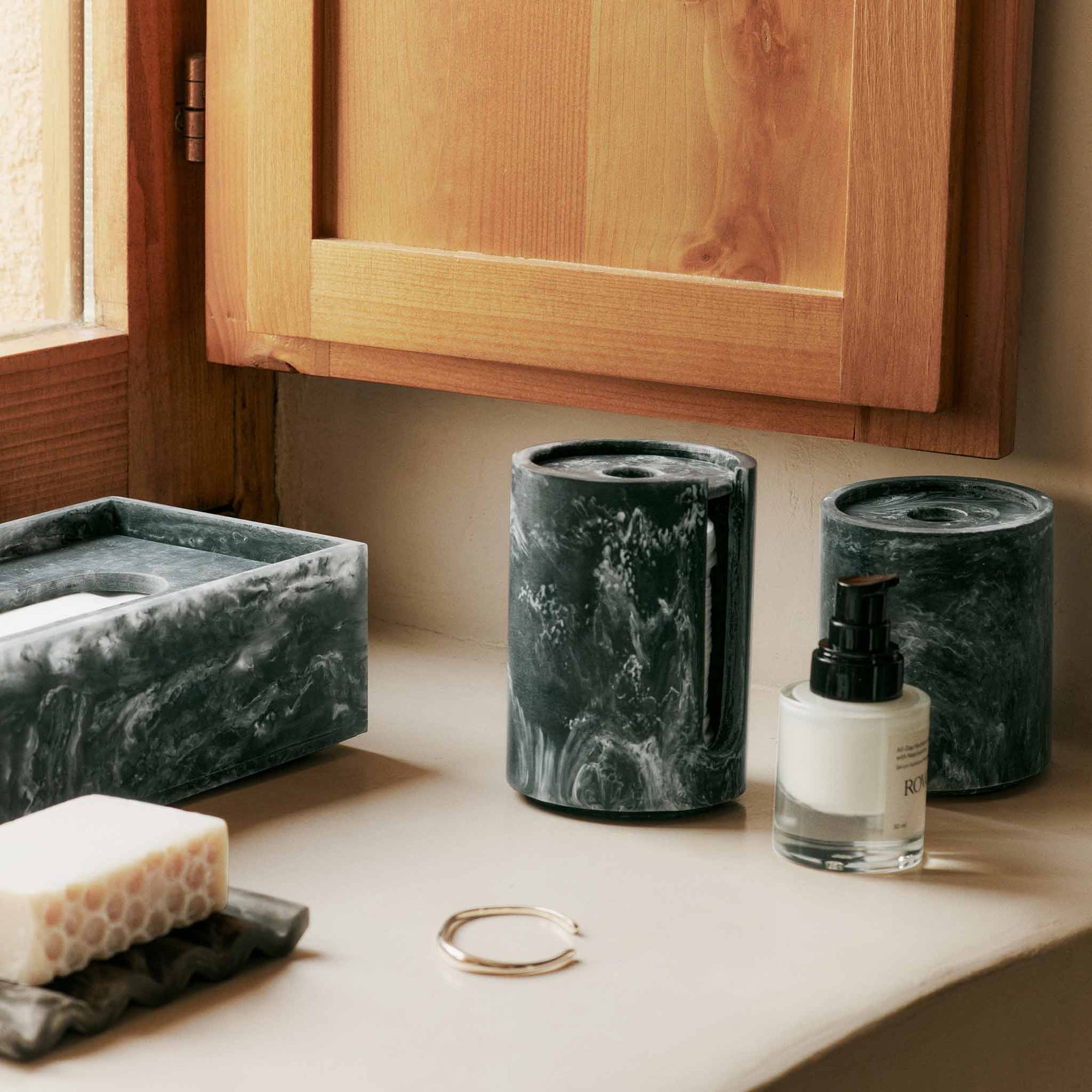 Ferm Living（ファームリビング）は、人生の対比を意識しながら、期待や夢の中で快適さと意味を追い求め、真の価値を感じられる空間を提供することを目指しています。デザインへの情熱と、環境や社会に配慮した責任ある選択を大切にし、誠実で心地よい製品や環境づくりに取り組んでいます。デンマーク・コペンハーゲンを拠点に、世界中の職人と協働し、スカンジナビアの思想と世界の技術・伝統を融合。柔らかなフォルムや豊かなテクスチャー、意外性のあるディテールを特徴とするコレクションは、洗練された美しさの中にも驚きと温かみをもたらします。素材選びから製造、配送まで持続可能性を意識し、より良い未来へ向けた選択を後押しします。家具、アクセサリー、照明を通じて、あなたらしく心地よい空間づくりをサポートします。