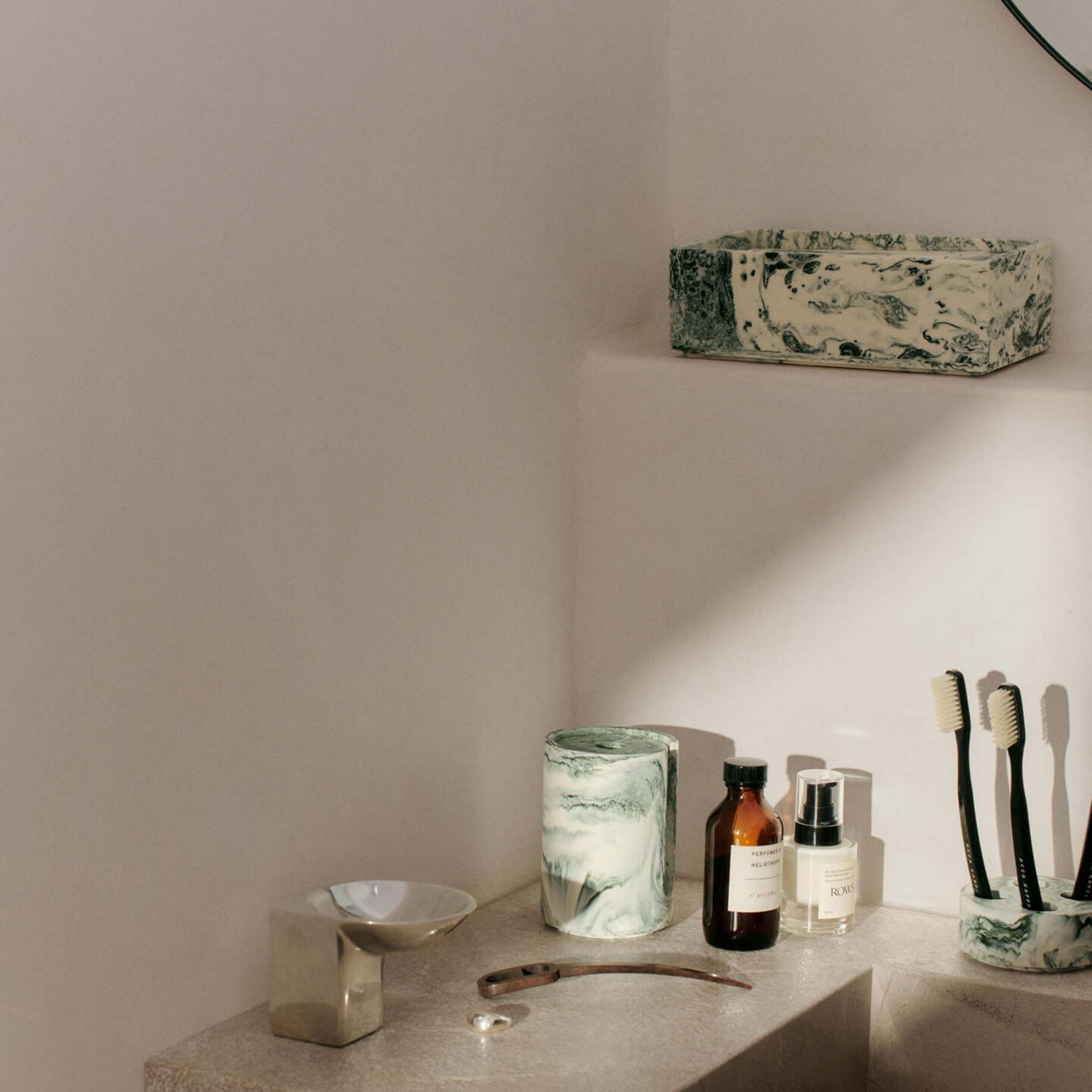 Ferm Living（ファームリビング）は、人生の対比を意識しながら、期待や夢の中で快適さと意味を追い求め、真の価値を感じられる空間を提供することを目指しています。デザインへの情熱と、環境や社会に配慮した責任ある選択を大切にし、誠実で心地よい製品や環境づくりに取り組んでいます。デンマーク・コペンハーゲンを拠点に、世界中の職人と協働し、スカンジナビアの思想と世界の技術・伝統を融合。柔らかなフォルムや豊かなテクスチャー、意外性のあるディテールを特徴とするコレクションは、洗練された美しさの中にも驚きと温かみをもたらします。素材選びから製造、配送まで持続可能性を意識し、より良い未来へ向けた選択を後押しします。家具、アクセサリー、照明を通じて、あなたらしく心地よい空間づくりをサポートします。