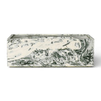 Ferm Living（ファームリビング）は、人生の対比を意識しながら、期待や夢の中で快適さと意味を追い求め、真の価値を感じられる空間を提供することを目指しています。デザインへの情熱と、環境や社会に配慮した責任ある選択を大切にし、誠実で心地よい製品や環境づくりに取り組んでいます。デンマーク・コペンハーゲンを拠点に、世界中の職人と協働し、スカンジナビアの思想と世界の技術・伝統を融合。柔らかなフォルムや豊かなテクスチャー、意外性のあるディテールを特徴とするコレクションは、洗練された美しさの中にも驚きと温かみをもたらします。素材選びから製造、配送まで持続可能性を意識し、より良い未来へ向けた選択を後押しします。家具、アクセサリー、照明を通じて、あなたらしく心地よい空間づくりをサポートします。