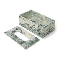 Ferm Living（ファームリビング）は、人生の対比を意識しながら、期待や夢の中で快適さと意味を追い求め、真の価値を感じられる空間を提供することを目指しています。デザインへの情熱と、環境や社会に配慮した責任ある選択を大切にし、誠実で心地よい製品や環境づくりに取り組んでいます。デンマーク・コペンハーゲンを拠点に、世界中の職人と協働し、スカンジナビアの思想と世界の技術・伝統を融合。柔らかなフォルムや豊かなテクスチャー、意外性のあるディテールを特徴とするコレクションは、洗練された美しさの中にも驚きと温かみをもたらします。素材選びから製造、配送まで持続可能性を意識し、より良い未来へ向けた選択を後押しします。家具、アクセサリー、照明を通じて、あなたらしく心地よい空間づくりをサポートします。