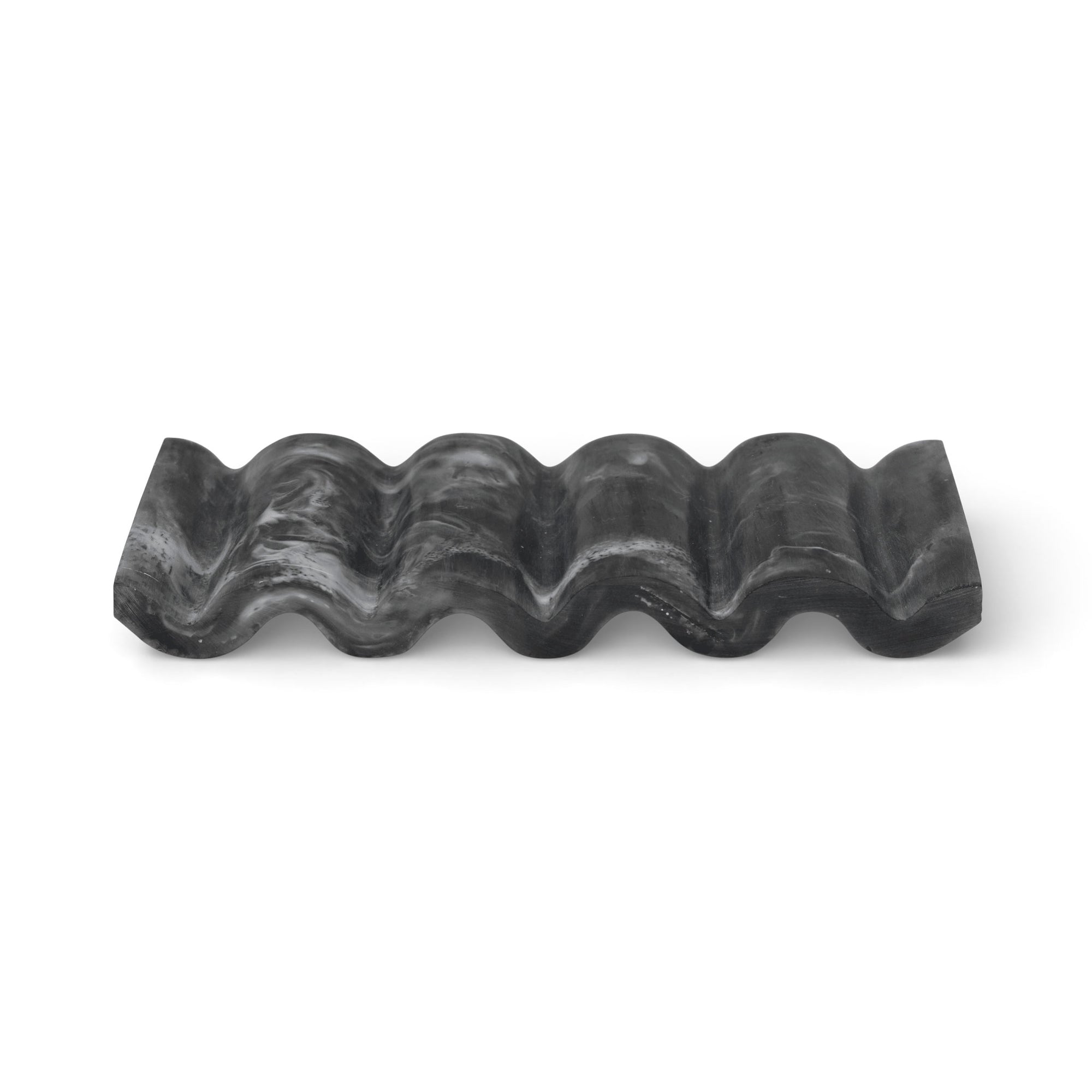 Ferm Living（ファームリビング）は、人生の対比を意識しながら、期待や夢の中で快適さと意味を追い求め、真の価値を感じられる空間を提供することを目指しています。デザインへの情熱と、環境や社会に配慮した責任ある選択を大切にし、誠実で心地よい製品や環境づくりに取り組んでいます。デンマーク・コペンハーゲンを拠点に、世界中の職人と協働し、スカンジナビアの思想と世界の技術・伝統を融合。柔らかなフォルムや豊かなテクスチャー、意外性のあるディテールを特徴とするコレクションは、洗練された美しさの中にも驚きと温かみをもたらします。素材選びから製造、配送まで持続可能性を意識し、より良い未来へ向けた選択を後押しします。家具、アクセサリー、照明を通じて、あなたらしく心地よい空間づくりをサポートします。