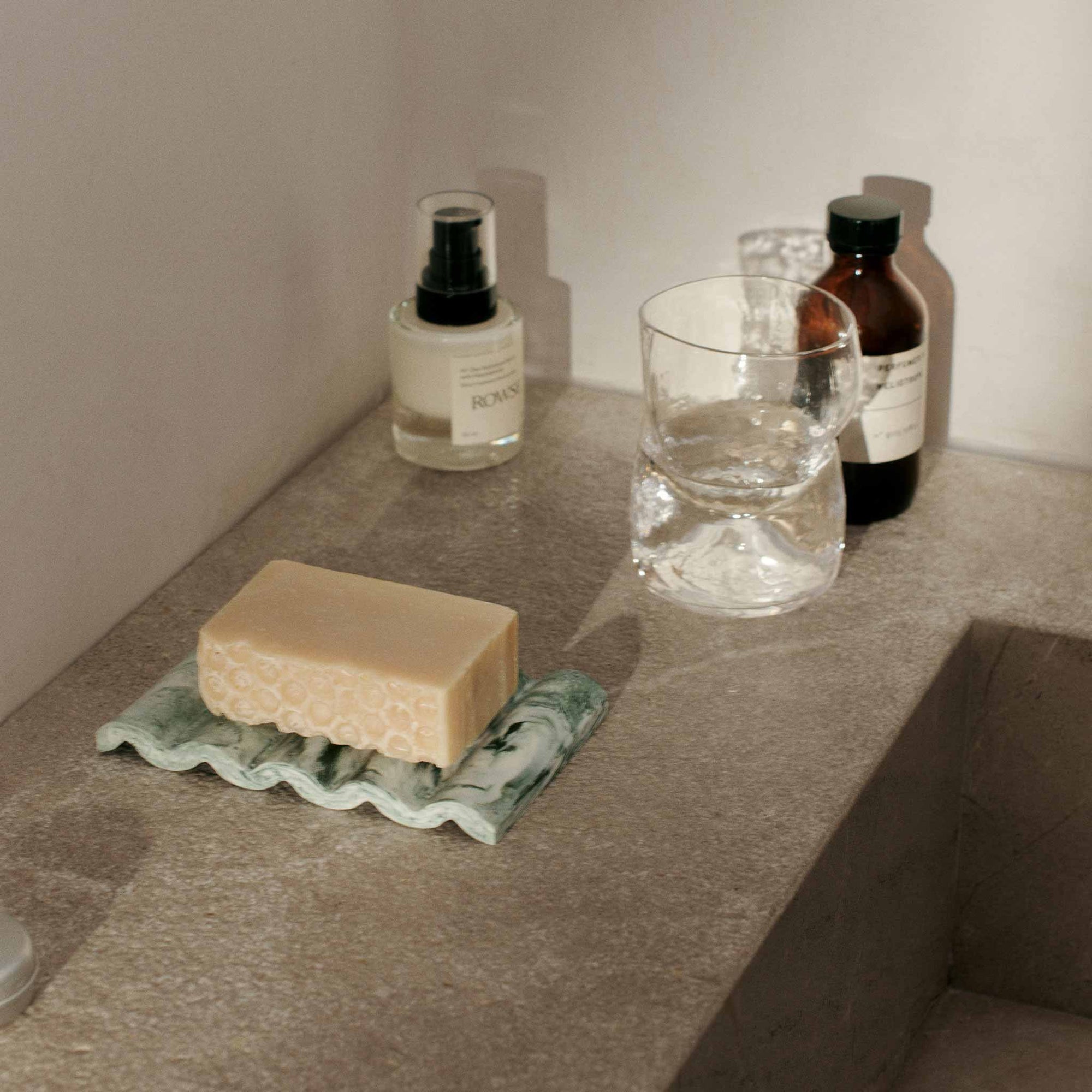 Ferm Living（ファームリビング）は、人生の対比を意識しながら、期待や夢の中で快適さと意味を追い求め、真の価値を感じられる空間を提供することを目指しています。デザインへの情熱と、環境や社会に配慮した責任ある選択を大切にし、誠実で心地よい製品や環境づくりに取り組んでいます。デンマーク・コペンハーゲンを拠点に、世界中の職人と協働し、スカンジナビアの思想と世界の技術・伝統を融合。柔らかなフォルムや豊かなテクスチャー、意外性のあるディテールを特徴とするコレクションは、洗練された美しさの中にも驚きと温かみをもたらします。素材選びから製造、配送まで持続可能性を意識し、より良い未来へ向けた選択を後押しします。家具、アクセサリー、照明を通じて、あなたらしく心地よい空間づくりをサポートします。