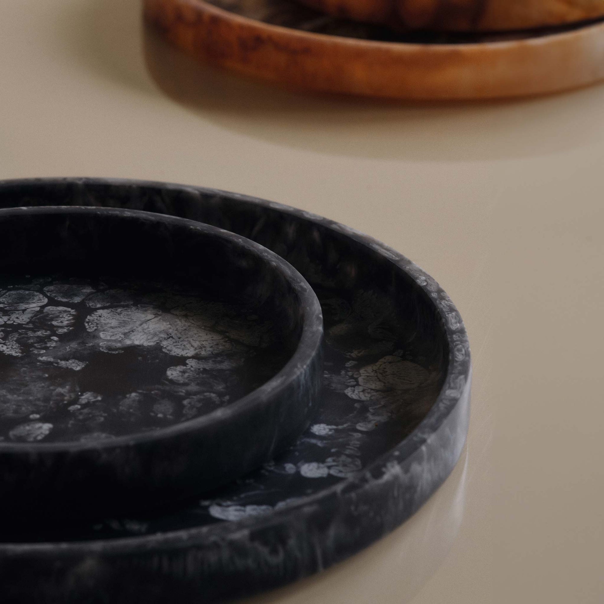 Ferm Living（ファームリビング）は、人生の対比を意識しながら、期待や夢の中で快適さと意味を追い求め、真の価値を感じられる空間を提供することを目指しています。デザインへの情熱と、環境や社会に配慮した責任ある選択を大切にし、誠実で心地よい製品や環境づくりに取り組んでいます。デンマーク・コペンハーゲンを拠点に、世界中の職人と協働し、スカンジナビアの思想と世界の技術・伝統を融合。柔らかなフォルムや豊かなテクスチャー、意外性のあるディテールを特徴とするコレクションは、洗練された美しさの中にも驚きと温かみをもたらします。素材選びから製造、配送まで持続可能性を意識し、より良い未来へ向けた選択を後押しします。家具、アクセサリー、照明を通じて、あなたらしく心地よい空間づくりをサポートします。