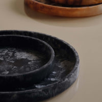 Ferm Living（ファームリビング）は、人生の対比を意識しながら、期待や夢の中で快適さと意味を追い求め、真の価値を感じられる空間を提供することを目指しています。デザインへの情熱と、環境や社会に配慮した責任ある選択を大切にし、誠実で心地よい製品や環境づくりに取り組んでいます。デンマーク・コペンハーゲンを拠点に、世界中の職人と協働し、スカンジナビアの思想と世界の技術・伝統を融合。柔らかなフォルムや豊かなテクスチャー、意外性のあるディテールを特徴とするコレクションは、洗練された美しさの中にも驚きと温かみをもたらします。素材選びから製造、配送まで持続可能性を意識し、より良い未来へ向けた選択を後押しします。家具、アクセサリー、照明を通じて、あなたらしく心地よい空間づくりをサポートします。