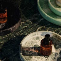 Ferm Living（ファームリビング）は、人生の対比を意識しながら、期待や夢の中で快適さと意味を追い求め、真の価値を感じられる空間を提供することを目指しています。デザインへの情熱と、環境や社会に配慮した責任ある選択を大切にし、誠実で心地よい製品や環境づくりに取り組んでいます。デンマーク・コペンハーゲンを拠点に、世界中の職人と協働し、スカンジナビアの思想と世界の技術・伝統を融合。柔らかなフォルムや豊かなテクスチャー、意外性のあるディテールを特徴とするコレクションは、洗練された美しさの中にも驚きと温かみをもたらします。素材選びから製造、配送まで持続可能性を意識し、より良い未来へ向けた選択を後押しします。家具、アクセサリー、照明を通じて、あなたらしく心地よい空間づくりをサポートします。