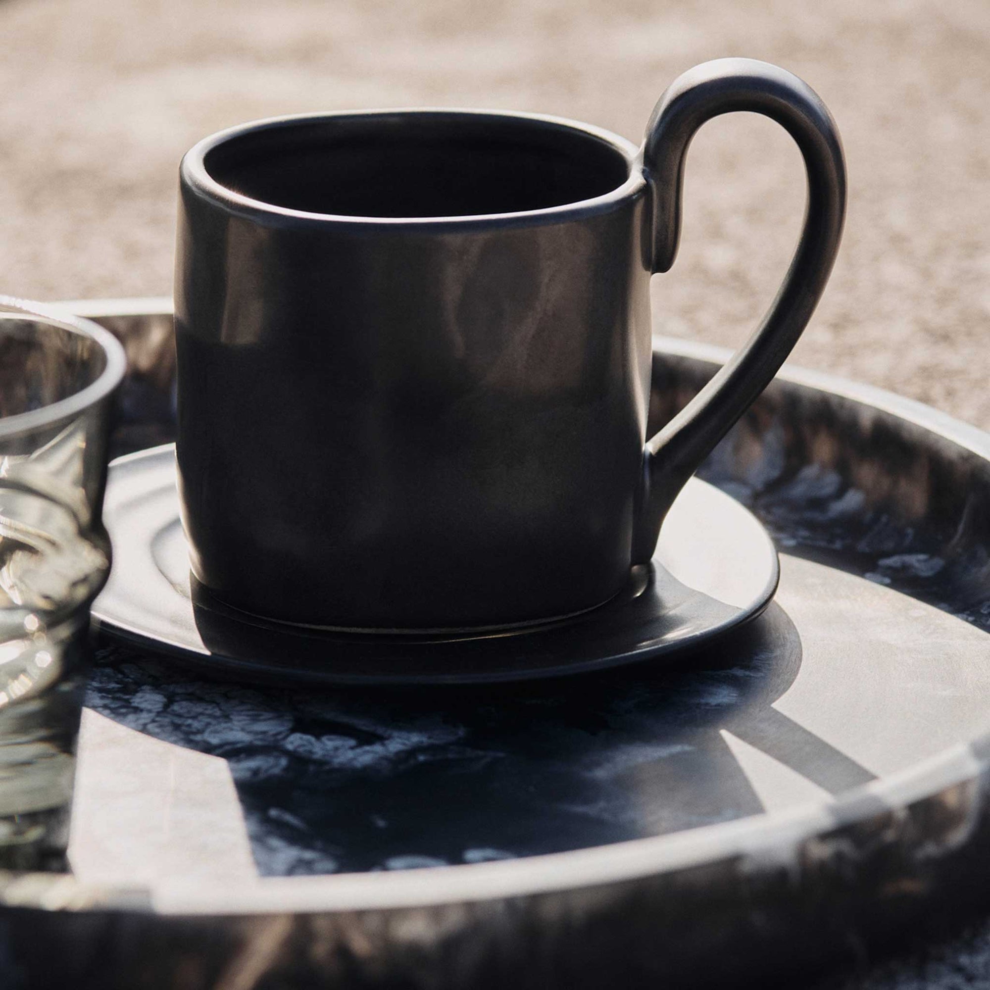 Ferm Living（ファームリビング）は、人生の対比を意識しながら、期待や夢の中で快適さと意味を追い求め、真の価値を感じられる空間を提供することを目指しています。デザインへの情熱と、環境や社会に配慮した責任ある選択を大切にし、誠実で心地よい製品や環境づくりに取り組んでいます。デンマーク・コペンハーゲンを拠点に、世界中の職人と協働し、スカンジナビアの思想と世界の技術・伝統を融合。柔らかなフォルムや豊かなテクスチャー、意外性のあるディテールを特徴とするコレクションは、洗練された美しさの中にも驚きと温かみをもたらします。素材選びから製造、配送まで持続可能性を意識し、より良い未来へ向けた選択を後押しします。家具、アクセサリー、照明を通じて、あなたらしく心地よい空間づくりをサポートします。