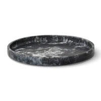 Ferm Living（ファームリビング）は、人生の対比を意識しながら、期待や夢の中で快適さと意味を追い求め、真の価値を感じられる空間を提供することを目指しています。デザインへの情熱と、環境や社会に配慮した責任ある選択を大切にし、誠実で心地よい製品や環境づくりに取り組んでいます。デンマーク・コペンハーゲンを拠点に、世界中の職人と協働し、スカンジナビアの思想と世界の技術・伝統を融合。柔らかなフォルムや豊かなテクスチャー、意外性のあるディテールを特徴とするコレクションは、洗練された美しさの中にも驚きと温かみをもたらします。素材選びから製造、配送まで持続可能性を意識し、より良い未来へ向けた選択を後押しします。家具、アクセサリー、照明を通じて、あなたらしく心地よい空間づくりをサポートします。