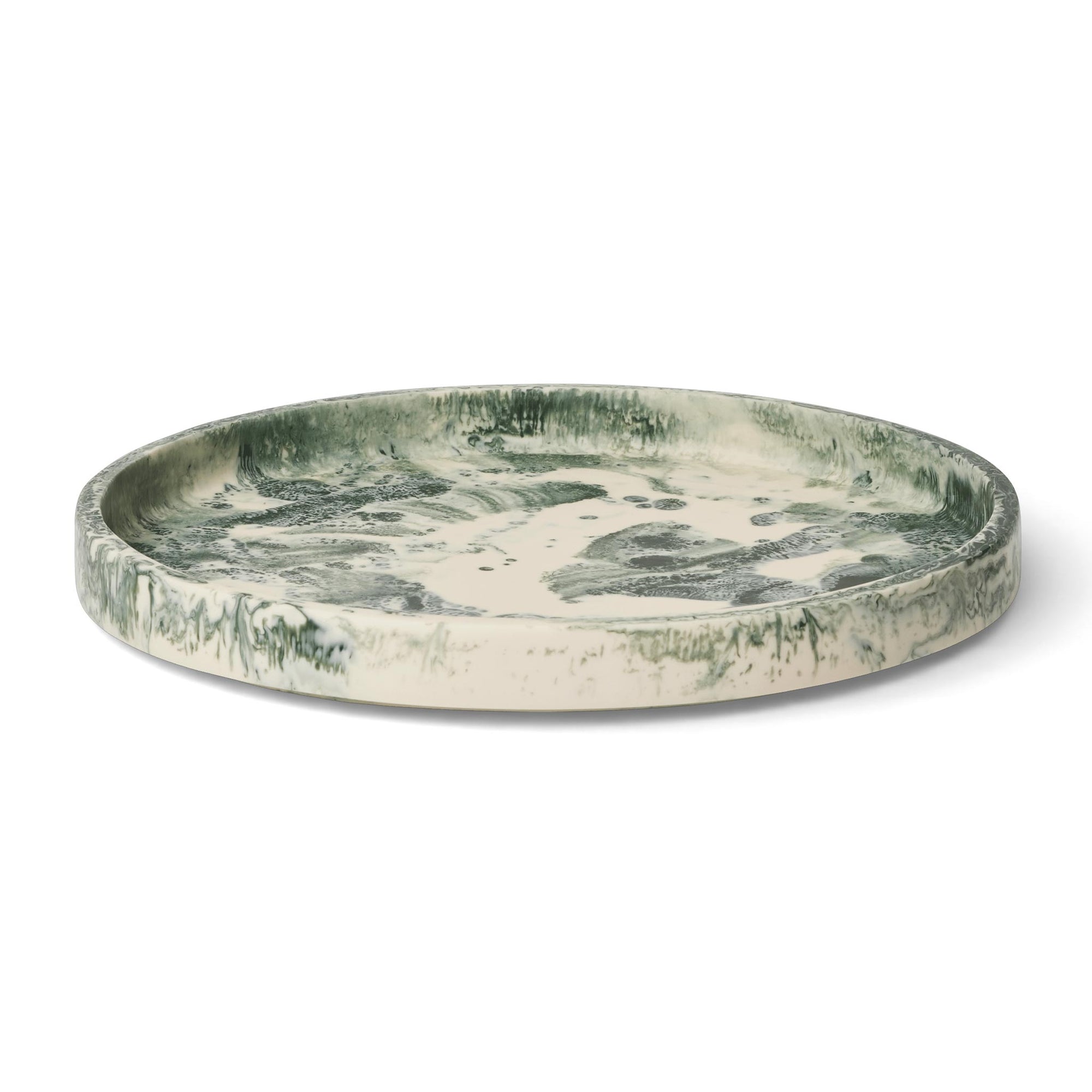 Ferm Living（ファームリビング）は、人生の対比を意識しながら、期待や夢の中で快適さと意味を追い求め、真の価値を感じられる空間を提供することを目指しています。デザインへの情熱と、環境や社会に配慮した責任ある選択を大切にし、誠実で心地よい製品や環境づくりに取り組んでいます。デンマーク・コペンハーゲンを拠点に、世界中の職人と協働し、スカンジナビアの思想と世界の技術・伝統を融合。柔らかなフォルムや豊かなテクスチャー、意外性のあるディテールを特徴とするコレクションは、洗練された美しさの中にも驚きと温かみをもたらします。素材選びから製造、配送まで持続可能性を意識し、より良い未来へ向けた選択を後押しします。家具、アクセサリー、照明を通じて、あなたらしく心地よい空間づくりをサポートします。