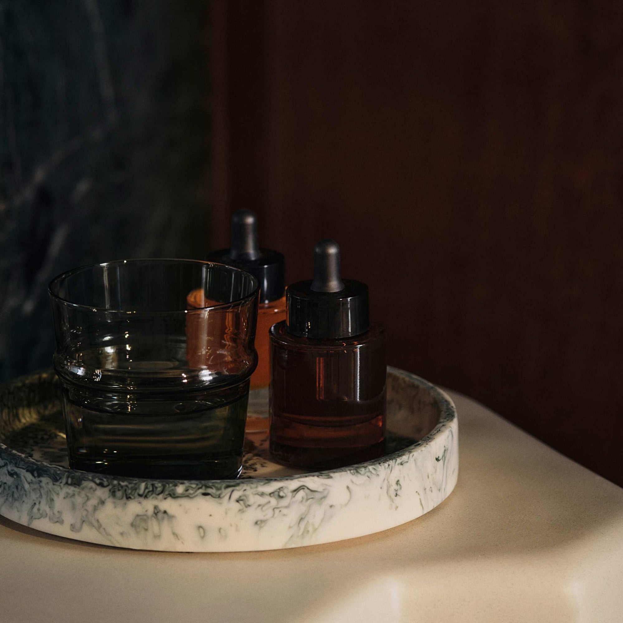 Ferm Living（ファームリビング）は、人生の対比を意識しながら、期待や夢の中で快適さと意味を追い求め、真の価値を感じられる空間を提供することを目指しています。デザインへの情熱と、環境や社会に配慮した責任ある選択を大切にし、誠実で心地よい製品や環境づくりに取り組んでいます。デンマーク・コペンハーゲンを拠点に、世界中の職人と協働し、スカンジナビアの思想と世界の技術・伝統を融合。柔らかなフォルムや豊かなテクスチャー、意外性のあるディテールを特徴とするコレクションは、洗練された美しさの中にも驚きと温かみをもたらします。素材選びから製造、配送まで持続可能性を意識し、より良い未来へ向けた選択を後押しします。家具、アクセサリー、照明を通じて、あなたらしく心地よい空間づくりをサポートします。