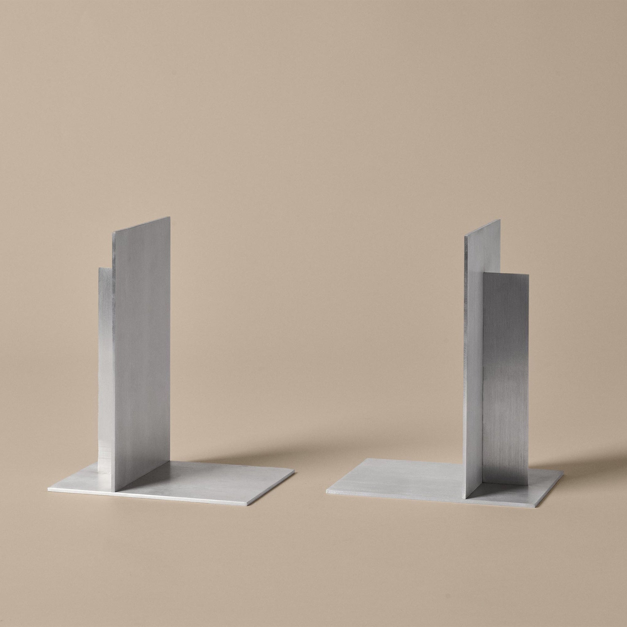 Ferm Living（ファームリビング）は、人生の対比を意識しながら、期待や夢の中で快適さと意味を追い求め、真の価値を感じられる空間を提供することを目指しています。デザインへの情熱と、環境や社会に配慮した責任ある選択を大切にし、誠実で心地よい製品や環境づくりに取り組んでいます。デンマーク・コペンハーゲンを拠点に、世界中の職人と協働し、スカンジナビアの思想と世界の技術・伝統を融合。柔らかなフォルムや豊かなテクスチャー、意外性のあるディテールを特徴とするコレクションは、洗練された美しさの中にも驚きと温かみをもたらします。素材選びから製造、配送まで持続可能性を意識し、より良い未来へ向けた選択を後押しします。家具、アクセサリー、照明を通じて、あなたらしく心地よい空間づくりをサポートします。