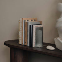 Ferm Living（ファームリビング）は、人生の対比を意識しながら、期待や夢の中で快適さと意味を追い求め、真の価値を感じられる空間を提供することを目指しています。デザインへの情熱と、環境や社会に配慮した責任ある選択を大切にし、誠実で心地よい製品や環境づくりに取り組んでいます。デンマーク・コペンハーゲンを拠点に、世界中の職人と協働し、スカンジナビアの思想と世界の技術・伝統を融合。柔らかなフォルムや豊かなテクスチャー、意外性のあるディテールを特徴とするコレクションは、洗練された美しさの中にも驚きと温かみをもたらします。素材選びから製造、配送まで持続可能性を意識し、より良い未来へ向けた選択を後押しします。家具、アクセサリー、照明を通じて、あなたらしく心地よい空間づくりをサポートします。